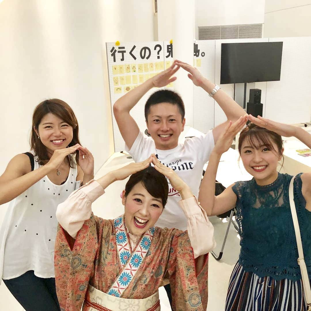 滝香織さんのインスタグラム写真 - (滝香織Instagram)「#舞台 #にせ桃太郎、#あいテレビ #アナウンサー 陣も観に来てくれました。 嬉かった～😆 #よるマチ の#河野アナ #ほのボーノ の#岩下アナ #新人アナウンサー の#飯田万結 ちゃん みんなで桃ポーズ✨  そして、お客様から素敵なお花やお菓子、かわいい小物など色々と差し入れもいただき、感謝感謝です。  今日から再びお仕事モード！！ 明日は、お昼のニュースからのよるマチ！ #みくちゃん と#松山三番町通り を巡ります。 そして、明後日は、ほのボーノ #いよてつ高島屋 の#水族館 から見所を中継でお届けします🎵 よるマチも、ほのボーノも、お楽しみに❤️ #愛媛 #女子アナ #サラダボール#演劇 #舞台 #河野未来 #岩下克樹 #滝香織」8月13日 17時47分 - kaorin_taki