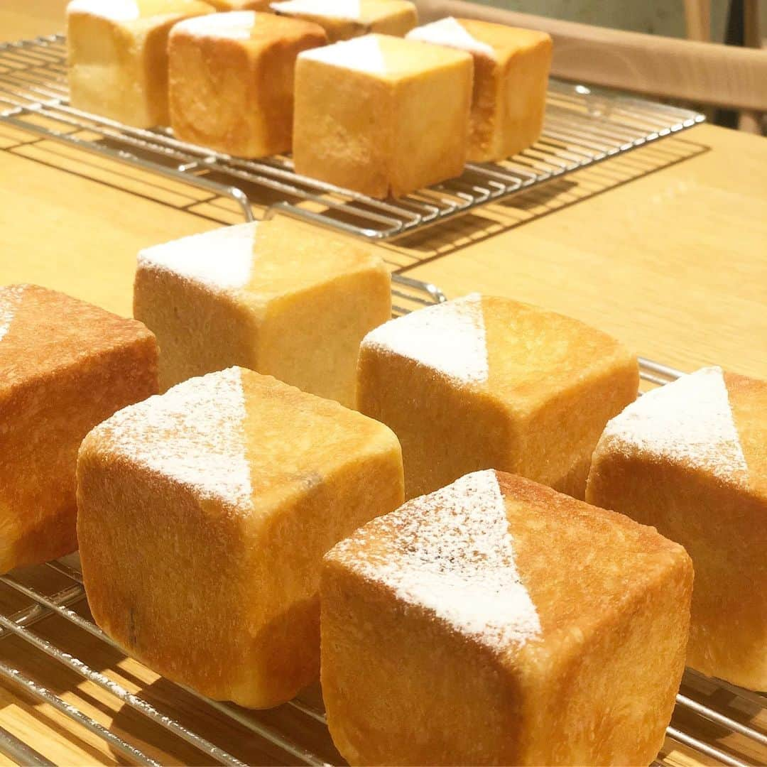 菊池良子さんのインスタグラム写真 - (菊池良子Instagram)「ショコラクリームパンを作りました🍞  見た目がオシャレで斬新！新しいアイディアを abcクッキングスタジオから頂きました☺︎ チョコクリームがたっぷり入ってるので重さもあります♪はみ出さないようにキュッと生地を閉じるのもポイントの一つ✨  出来立てのパンは美味しすぎてパクパク食べました🤤🤤🤤 #料理 #パン #パン作り #abcクッキング #ぱんのある暮らし @abccookingofficial #趣味 #フリーアナウンサー #announcer #bread🍞 #チョコパン #手作りパン #パン作り初心者 #栄養士 #料理研究家 になりたい ☺︎ #料理教室 も開きたい☺︎ #パンスタグラム」8月13日 17時50分 - kikuryo627happy