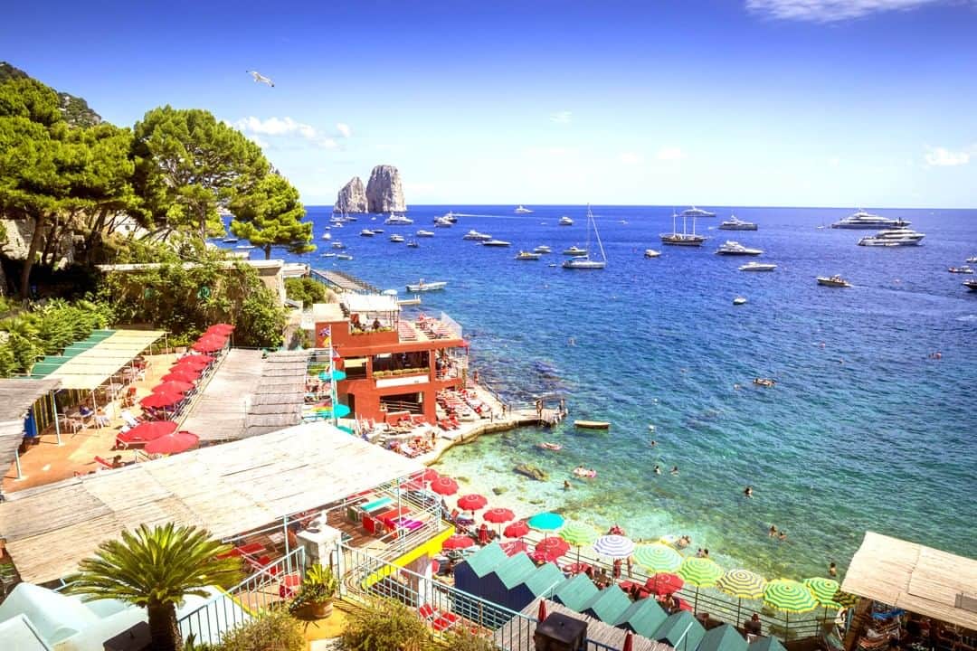 楽天トラベル さんのインスタグラム写真 - (楽天トラベル Instagram)「. #イタリア #カプリ島 イタリア南部に位置する青の洞窟で有名な小さな島🌴 美しい街並みと青い海は夏のバケーションにぴったりです😍 . ************************ 旅先で撮った素敵な写真に @rakutentravel をタグ付けしてシェアしてね♪ 厳選してこのアカウントで紹介させていただきます！ ************************ . #楽天トラベル #旅 #旅行 #旅に出よう #旅行好きな人と繋がりたい  #rakutentravel #travel #trip #italia #lovetraveling #Capriisland #MarinaPiccola」8月13日 18時00分 - rakutentravel