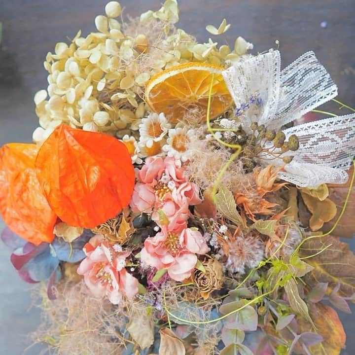 TWANY officialさんのインスタグラム写真 - (TWANY officialInstagram)「＊﻿ 💐LaraBouquet Presents - Seasonal Bouquet💐﻿ ﻿ ララブーケのカラーアイテムは、﻿ 花にまつわるストーリーから誕生しています🌸﻿ ﻿ トワニー公式アカウントでは、﻿ 季節のお花や生活を彩るお花など、素敵なブーケをピックアップしてご紹介！🌹﻿ ﻿ 8月は、マンダリンオレンジのブーケ🍊﻿ ﻿ 秋から冬にかけて実がなる植物といわれているマンダリンオレンジの果皮は、漢方やリキュール等にも使われています。﻿ 果皮を圧搾して採れたオイルは香りが良く、精油として香料やアロマテラピーでも重宝されています🧡﻿ ﻿ そろそろ夏本番！﻿ 真夏の太陽にぴったりの鮮やかなオレンジカラーからは、暑さを吹き飛ばす爽やかなパワーをもらえそうですね🌞🌴✨﻿ ﻿ 暮らしには四季折々の花を、﻿ 表情にはカラーアイテムで華を🌸﻿ ﻿ Photo by @ky.choro さん﻿ ﻿ #トワニー#twany#ララブーケ#larabouquet#花のある暮らし#花のあるくらし#花のある生活#花のある部屋#花のある景色#花好きな人と繋がりたい#花束#花束アレンジ#フラワーアレンジ#フラワーアレンジメント#ブーケ#フラワーブーケ#オリジナルブーケ#ボタニカル#ボタニカルブーケ#ドライフラワー#ドライフラワー花束#ドライフラワーブーケ#ドライフラワーアレンジ#ドライフラワー作り#ドライフラワーのある生活#ドライオレンジ#アーティフィシャルフラワー#アーティフィシャルフラワーブーケ#オレンジブーケ#マンダリンオレンジ」8月13日 18時00分 - twany_jp