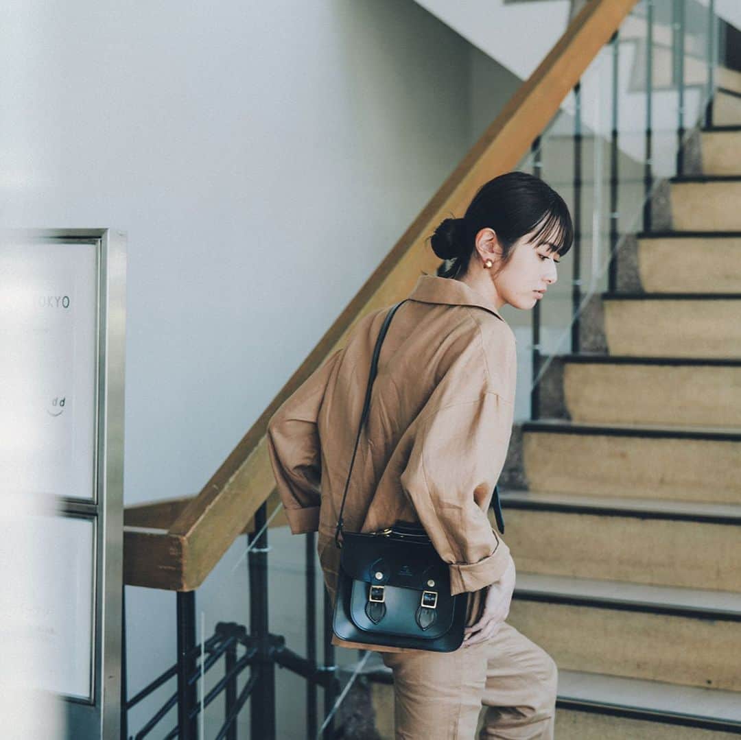 minaさんのインスタグラム写真 - (minaInstagram)「流行を追いかけるのも大切だけど、﻿ 最終的に残るのは上質で心地いいもの😉✨﻿ ﻿ そろそろ本気で価値ある「いいもの」。特集では、長く付き合いたい名品を紹介しています！﻿ ﻿ グレンロイヤルのサッチェルバッグ👜﻿ 馬具に使っていた英国伝統のブライドルレザーを贅沢に使用！﻿ コンパクトさとクラシックなデザインが魅力です✨﻿ ﻿ Item--------------------------﻿ ﻿ 👜#バッグ ﻿ #グレンロイヤル(＠britishmadestore)﻿ 59,000円+税﻿ ﻿ #シャツジャケット﻿ #H(＠husedvintageclothing)﻿ 19,000円+税 ﻿ ﻿ #パンツ﻿ #H(＠husedvintageclothing)﻿ 16,000円+税﻿ ﻿ #イヤリング﻿ #サンタモニカ原宿店(＠santamonica_harajuku)﻿ 3,200円+税 ﻿ ﻿ --------------------------------﻿ ﻿ ﻿ 本誌では他にも名品を紹介しています﻿ ぜひmina9月号をチェックしてください！﻿ ﻿ #ミーナ#mina#minamagazine#9月号#価値ある#いいもの」8月13日 18時00分 - mina.magazine