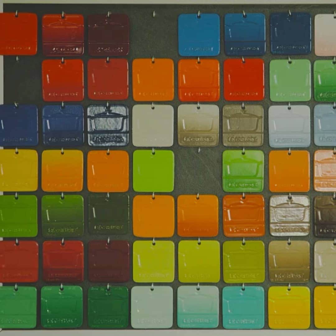 Le Creuset Japon　ル・クルーゼ ジャポンさんのインスタグラム写真 - (Le Creuset Japon　ル・クルーゼ ジャポンInstagram)「色合いとグラデーションが美しく、見ているだけで楽しいル・クルーゼ製品。本日はその“色”の秘密に迫ります！ ル・クルーゼの鮮やかなカラーは、色の開発・調合を行う研究室「カラー・ラボ」で生み出されています。原料は、“自然の鉱物のみ“を使用。自然の色だからこそ美しく、飽きのこない一生モノが生まれるのです。みなさまのお気に入りのカラーは何色ですか？ . #ルクルーゼ #lecreuset #色 #カラー #color #カラバリ #カラフル #自然 #自然鉱物  #カラーホーロー #手作り #handmade #職人 #ホーロー #ホーロー鍋 #フランス #france #madeinfrance #工場 #製造過程」8月13日 18時00分 - lecreusetjapon