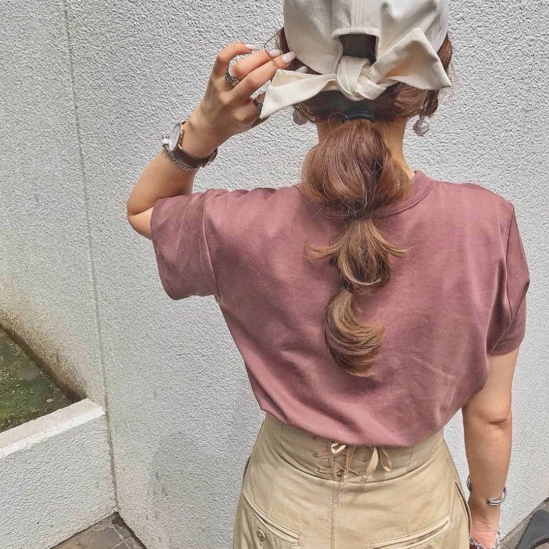 MERYさんのインスタグラム写真 - (MERYInstagram)「. ディズニープリンセスのようなヘアスタイルが可愛い♡ #ジャスミンヘア は、普段のお出かけにはもちろん、ディズニーリゾートへ出かける際にもおすすめの髪型です。このへアレンジは数本のヘアゴムさえあれば簡単に完成するので、忙しい朝にもぴったり♡映画『アラジン』の余韻に浸っているあなた、ジャスミンヘアに挑戦してみてはいかが？ . MERYでは他にも「かわいい」に近づくさまざまな情報を発信しています。 @mery.beauty コスメ・美容に特化した情報をお届け♡ @mery_spot 話題のカフェやお出かけスポットをご紹介！ こちらもぜひチェックしてみてください！ . . photo by @by.fu_mi . #MERY #instagram #instahair #hair #hairstyle #머리스타그램 #ロングヘア #こなれ感 #美意識向上委員会 #夏アレンジ #ヘアアレンジ簡単 #ヘアアレンジ #お出かけヘア #シンプルコーデ #キャップ #キャップアレンジ #簡単アレンジ #アラジン #ディズニーシー #ディズニーランド #ジャスミン #たまねぎヘア #ジャスミンヘア #ヘア #ヘアスタイル #お洒落 #お洒落さんと繋がりたい #MERY女子 #メリー」8月13日 18時00分 - mery.jp