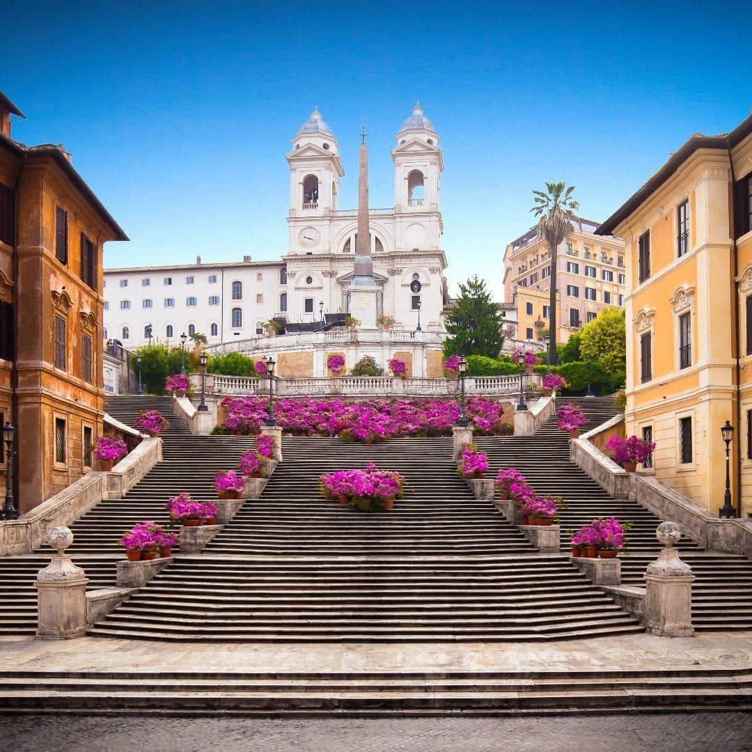 Lonely Planetさんのインスタグラム写真 - (Lonely PlanetInstagram)「Have you ever taken a seat on Rome's famed Spanish Steps to study a map, enjoy a gelato, or simply watch the world go by? Well, you probably won't be able to any longer, following new rules that ban tourists from taking a seat on the city's renowned monument. Tap our link in bio to read more...」8月13日 18時00分 - lonelyplanet