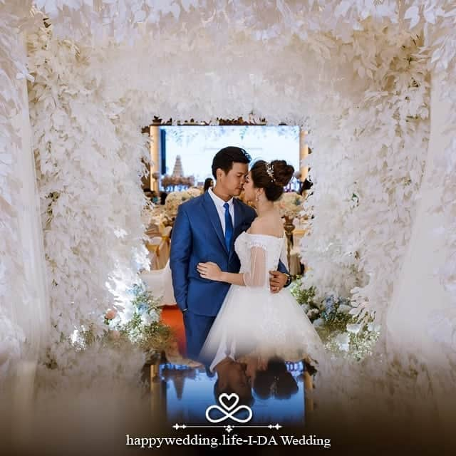 HappyWedding.Lifeさんのインスタグラム写真 - (HappyWedding.LifeInstagram)「ตกแต่งงานแต่งงาน เเพ็คเกจเช้า+เย็น จัดงานเเต่งงาน กับ I-DA Wedding ในราคาเบาๆ พิเศษเพียง 99,900 บาทเท่านั้น เเถมฟรีบับเบิ้ลเเละไดร์ไอซ์ 🌷 . 💟 งานเช้า ☀ ชุดพานขันหมาก พานขันหมาก 24 พาน 💟 พิธีสงฆ์ 🌸 อุปกรณ์ต่างๆ รวมถึงชุดโต๊ะหมู่บูชา 💟 พิธีสู่ขอ สวมเเหวน รับไหว้/ยกน้ำชา และหลั่งน้ำ 🙏  ฉากดอกไม้ช่วงพิธีการ รวมถึงอุปกรณ์ต่างๆ 💟 งานเย็น🌙 ฉาก Backdrop ดอกไม้ประดิษฐ์ อุโมงค์ดอกไม้ มุมเเกลอรี่ เเละอื่นๆ อีกมากมาย . Detail on 🔽 https://happywedding.life/th/vendors 🔍 . #backdrop #weddingmemories #weddingplanning #weddingthailand #happywedding #happyweddinglife #bride #engaged #engagement #wedding #weddings #weddingideas #weddinginspiration #weddingflowers #weddingday #realwedding #love #bridal #Decoration #weddingdecorations #happyweddingth #ไอเดียงานแต่งงาน #ไอเดียตกแต่งงานแต่ง #จัดงานแต่งงาน #ตกแต่งงานแต่งราคาถูก #ตกแต่งสถานที่ . ติดตามผู้ให้บริการด้านตกแต่งงานแต่งงาน >> #hwldecoration」8月13日 17時54分 - happywedding.life