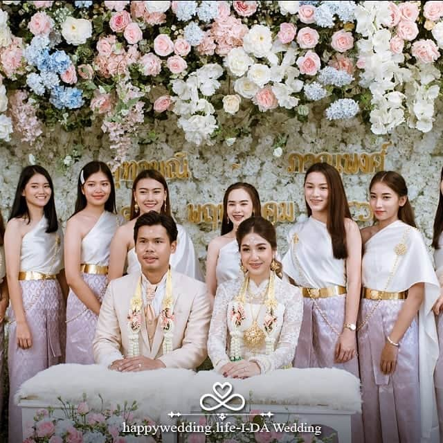 HappyWedding.Lifeさんのインスタグラム写真 - (HappyWedding.LifeInstagram)「ตกแต่งงานแต่งงาน เเพ็คเกจเช้า+เย็น จัดงานเเต่งงาน กับ I-DA Wedding ในราคาเบาๆ พิเศษเพียง 99,900 บาทเท่านั้น เเถมฟรีบับเบิ้ลเเละไดร์ไอซ์ 🌷 . 💟 งานเช้า ☀ ชุดพานขันหมาก พานขันหมาก 24 พาน 💟 พิธีสงฆ์ 🌸 อุปกรณ์ต่างๆ รวมถึงชุดโต๊ะหมู่บูชา 💟 พิธีสู่ขอ สวมเเหวน รับไหว้/ยกน้ำชา และหลั่งน้ำ 🙏  ฉากดอกไม้ช่วงพิธีการ รวมถึงอุปกรณ์ต่างๆ 💟 งานเย็น🌙 ฉาก Backdrop ดอกไม้ประดิษฐ์ อุโมงค์ดอกไม้ มุมเเกลอรี่ เเละอื่นๆ อีกมากมาย . Detail on 🔽 https://happywedding.life/th/vendors 🔍 . #backdrop #weddingmemories #weddingplanning #weddingthailand #happywedding #happyweddinglife #bride #engaged #engagement #wedding #weddings #weddingideas #weddinginspiration #weddingflowers #weddingday #realwedding #love #bridal #Decoration #weddingdecorations #happyweddingth #ไอเดียงานแต่งงาน #ไอเดียตกแต่งงานแต่ง #จัดงานแต่งงาน #ตกแต่งงานแต่งราคาถูก #ตกแต่งสถานที่ . ติดตามผู้ให้บริการด้านตกแต่งงานแต่งงาน >> #hwldecoration」8月13日 17時54分 - happywedding.life