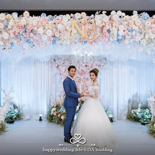 HappyWedding.Lifeさんのインスタグラム写真 - (HappyWedding.LifeInstagram)「ตกแต่งงานแต่งงาน เเพ็คเกจเช้า+เย็น จัดงานเเต่งงาน กับ I-DA Wedding ในราคาเบาๆ พิเศษเพียง 99,900 บาทเท่านั้น เเถมฟรีบับเบิ้ลเเละไดร์ไอซ์ 🌷 . 💟 งานเช้า ☀ ชุดพานขันหมาก พานขันหมาก 24 พาน 💟 พิธีสงฆ์ 🌸 อุปกรณ์ต่างๆ รวมถึงชุดโต๊ะหมู่บูชา 💟 พิธีสู่ขอ สวมเเหวน รับไหว้/ยกน้ำชา และหลั่งน้ำ 🙏  ฉากดอกไม้ช่วงพิธีการ รวมถึงอุปกรณ์ต่างๆ 💟 งานเย็น🌙 ฉาก Backdrop ดอกไม้ประดิษฐ์ อุโมงค์ดอกไม้ มุมเเกลอรี่ เเละอื่นๆ อีกมากมาย . Detail on 🔽 https://happywedding.life/th/vendors 🔍 . #backdrop #weddingmemories #weddingplanning #weddingthailand #happywedding #happyweddinglife #bride #engaged #engagement #wedding #weddings #weddingideas #weddinginspiration #weddingflowers #weddingday #realwedding #love #bridal #Decoration #weddingdecorations #happyweddingth #ไอเดียงานแต่งงาน #ไอเดียตกแต่งงานแต่ง #จัดงานแต่งงาน #ตกแต่งงานแต่งราคาถูก #ตกแต่งสถานที่ . ติดตามผู้ให้บริการด้านตกแต่งงานแต่งงาน >> #hwldecoration」8月13日 17時54分 - happywedding.life