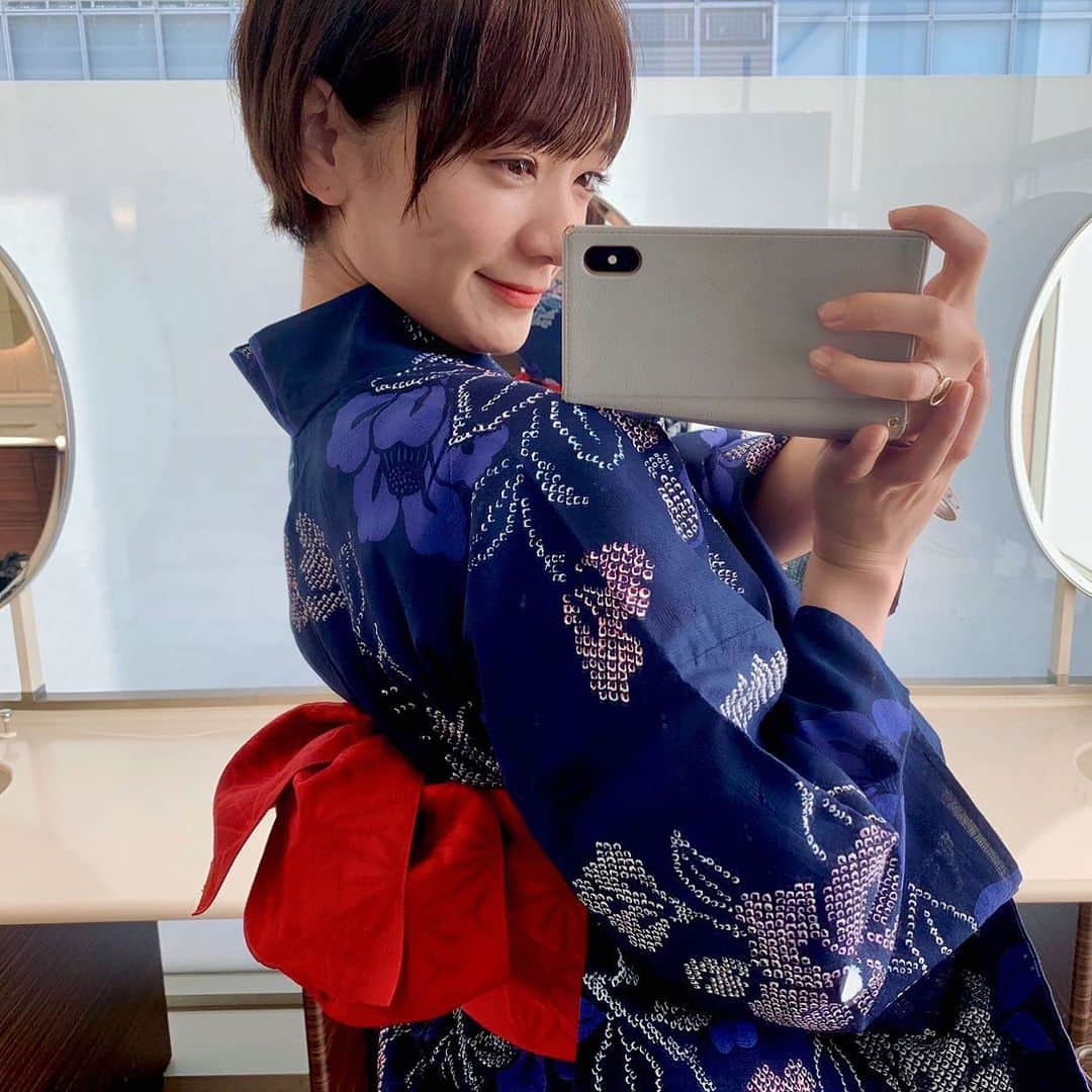 のインスタグラム：「. . この前着付けてもらった浴衣 帯を金魚の尾びれみたいにしてくれたの〜！ . めためた可愛い🎐❤️ . ちなみにこれは、新宿高島屋の中にある 【Tokyo135°+one】でレンタルしたもの！ コスパもいいし、レトロな生地が多いからオススメ👘 . . #pic#photo#japane#japaneseculture#traditionalcostume#summer#festival#yukata#nice#vivigirl#浴衣#紺色浴衣#帯アレンジ#金魚#可愛い#ショート#夏#夏祭り#レンタル浴衣#レンタル派#楽チン#tokyo135do」