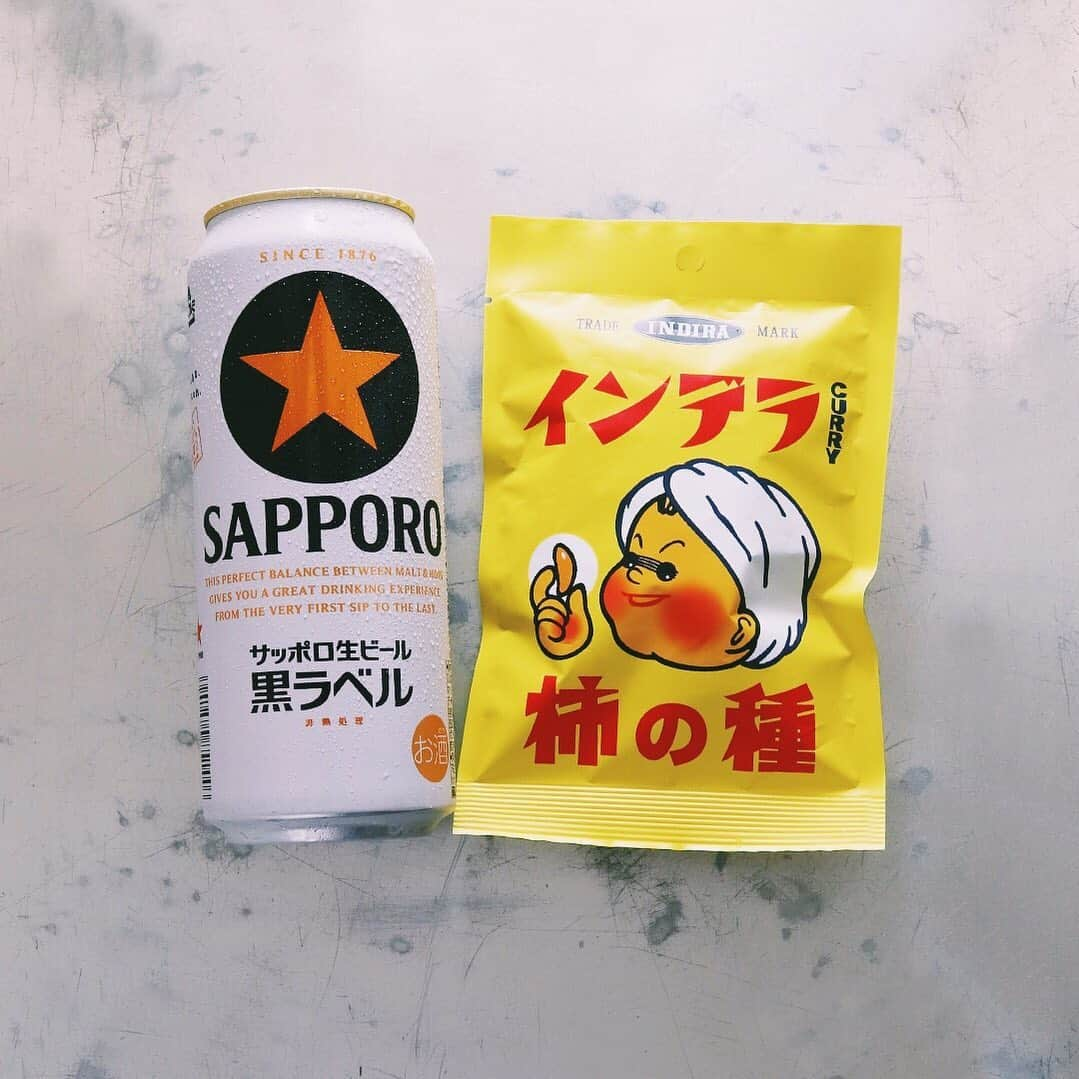 樋口正樹さんのインスタグラム写真 - (樋口正樹Instagram)「Beer & snack . 帰宅しとりあえず ビール＆スナック。 暑い日が続くので 夕飯はサボります。 . インデラの柿の種、 スパイシーな味も パッケージも好み。 . . #サッポロ黒ラベル #缶ビール #インデラ柿の種 #柿の種 #kakinotane #sapporobeer」8月13日 17時57分 - higuccini