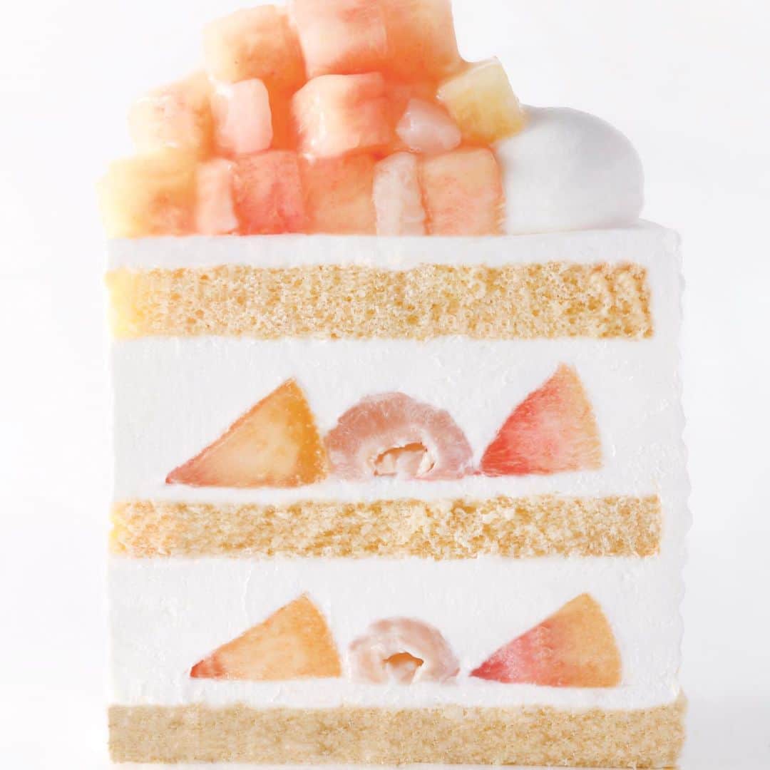 ホテル ニューオータニさんのインスタグラム写真 - (ホテル ニューオータニInstagram)「Try this heavenly delicious shortcake, which is available only in the best season for Japanese peach! #patisseriesatsuki ﻿ ﻿ 『新エクストラスーパーピーチショートケーキ﻿』 ﻿ 販売は、国産桃が一番美味しくなるこの時期だけ。たった2週間だけしか味わうことが出来ない極上のスイーツをお見逃しなく！#パティスリーsatsuki ﻿ ﻿ 【Instagramキャンペーン開催中！】﻿﻿﻿﻿﻿ ①当アカウントをフォローする﻿﻿﻿﻿﻿ ②@hotelnewotanitokyo をタグ付けする﻿﻿﻿﻿﻿ ③#ピーチマンゴーメロン のハッシュタグを付ける﻿﻿﻿﻿﻿ ﻿﻿﻿﻿﻿ 上記を満たした投稿をした方の中から抽選で、レストラン招待券などが当たります！ピーチだけ、マンゴーだけ、メロンだけでももちろんOK。奮ってご参加ください。 ﻿﻿﻿﻿﻿ #エクストラスーパーピーチショートケーキ #新エクストラスーパーピーチショートケーキ #パティスリーサツキ #エクストラスーパーシリーズ #ピーチ #ショートケーキ #期間限定 #赤坂 #ホテルニューオータニ #extrasuperpeachshortcake#peachshortcake #patisserie#peachdessert #shortcake#summerdessert #akasaka#forbestravelguide #SummerStars@hotelnewotanitokyo」8月13日 17時58分 - hotelnewotanitokyo