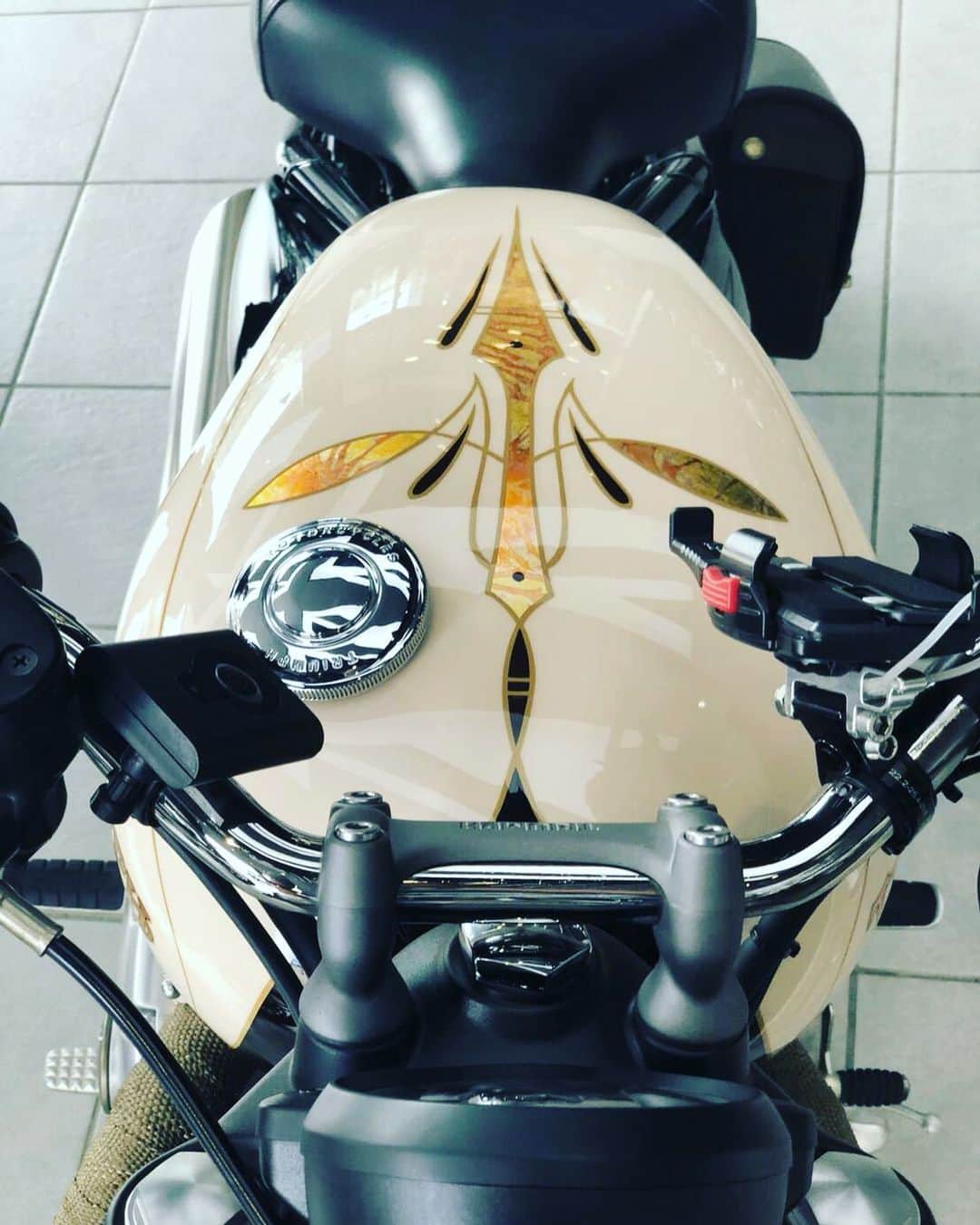 玉置成実さんのインスタグラム写真 玉置成実instagram 私のトライアンフの素敵なところ オリジナルのペイント 最高にかっちょいい Triumph Triumphbobber Bikelife Original Painting Motorcycle Bikegirl トライアンフ ボバー バイク女子 8月13日