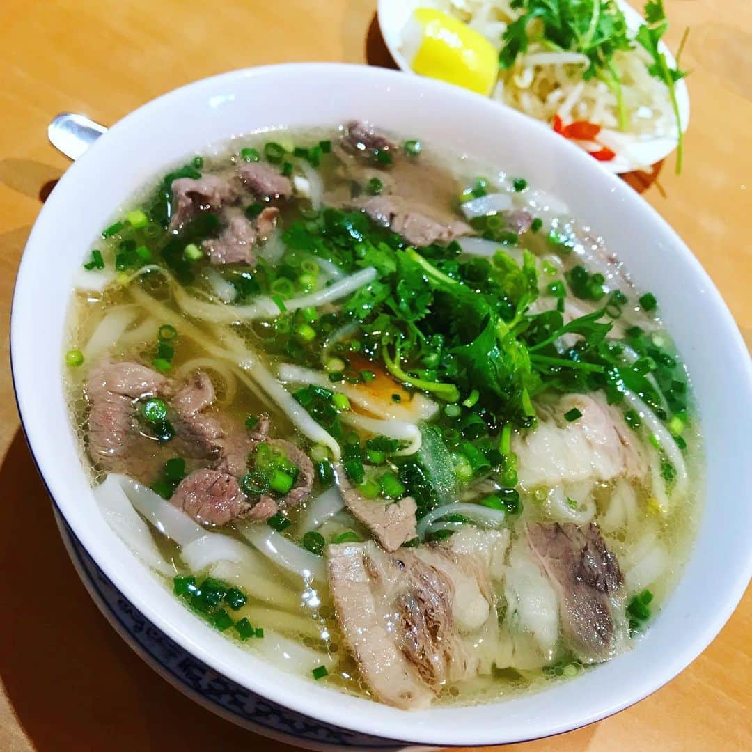 のインスタグラム：「月に一度は行くベトナム料理屋さん。パクチーとレモンがアクセント。麺を食べたという負い目を感じないヘルシーさ。鶏より牛肉派🐂きょうも美味しかったー！！！ . #ベトナム料理 #フォーボー  #フォー  #パクチー  #ベトナム好き  #麺好き #グルメ好きな人と繋がりたい  #vietnam  #vietnamian  #vietnamcuisine  #pho  #lovevietnam  #noodles  #foodlover  #🇻🇳」