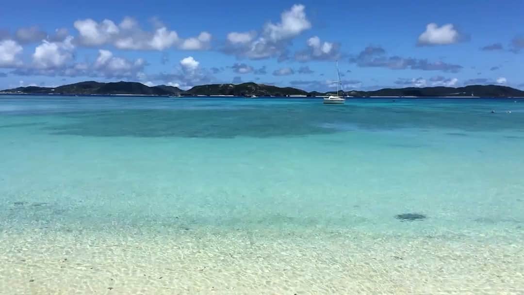 現地発信の旅行サイト「たびらい」のインスタグラム：「【沖縄・渡嘉敷】先日訪れた渡嘉敷島の海の風景をお届けします。波の音を聞いて、綺麗な海を眺めながらぼーっと過ごす『贅沢な旅』を体験してみませんか？⠀ :⠀ #たびらい #tabirai #沖縄 #沖縄県 #ローカル旅行 #旅行好き #女子旅 #travelgram #旅行 #旅行好きな人と繋がりたい #travel #キラキラ #カメラ女子 #たびらい沖縄 #Okinawa #観光 #sightseeing #beach #景色 #海 #夏 #summer #sea #ビーチ #blue #海水浴 #砂浜 #慶良間 #渡嘉敷 #ケラマブルー」