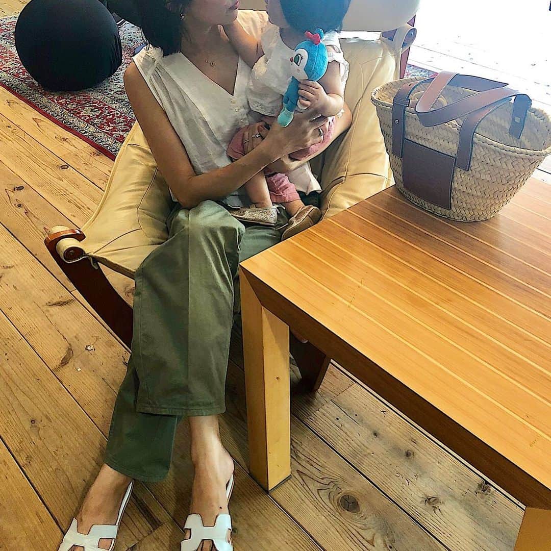 美生のインスタグラム：「🌻 アウトレットで買った﻿ お気に入りのパンツを履いて♡﻿ ﻿ 美味しいランチを食べて﻿ ひと休み☕️﻿ 次女と同じヘアスタイルに なりました🧒🏻 ﻿」