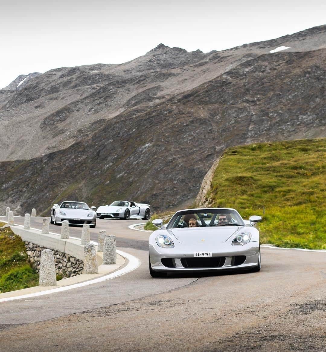 Porscheさんのインスタグラム写真 - (PorscheInstagram)「Follow the leaders. #PorscheMoment #Porsche #CarreraGT #918Spyder (📸: @danielzizka)」8月13日 18時05分 - porsche