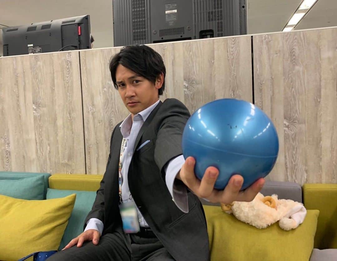 フジテレビアナウンサーのインスタグラム：「アナウンス室にはたまに不思議なものが置いてあります🧐 例えば、こちらの3キロボール。 どうやってトレーニングするのか大村先輩に聞いてみると、このポーズ。 今日もアナウンス室は明るいです✨  #フジテレビアナウンサー #大村晟 アナ #藤本万梨乃 #1年目の目 #トレーニング」