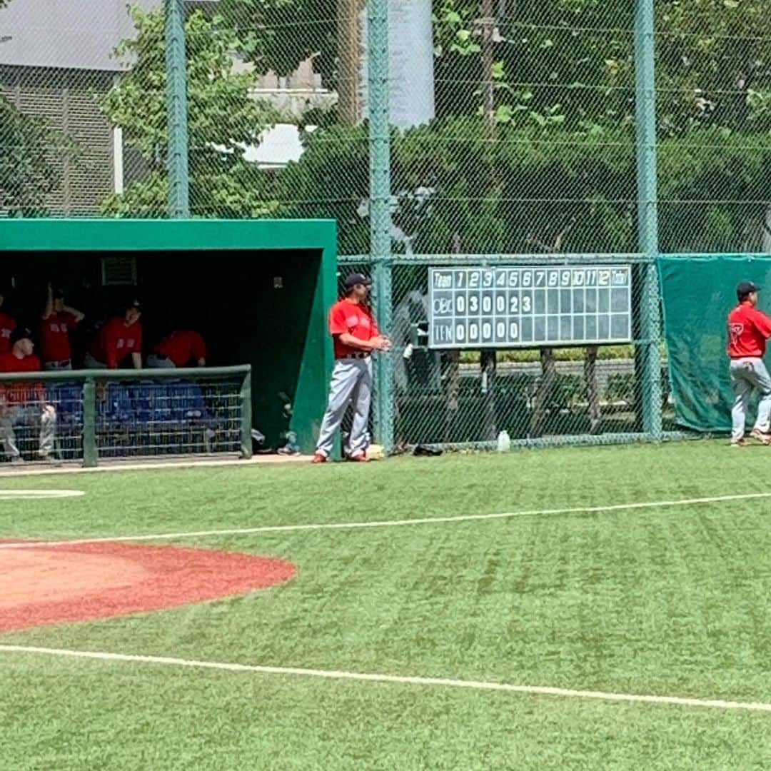 栗原由佳のインスタグラム：「夫が特別に参加させていただいた予選大会。少しだけでしたが、末っ子連れて覗きに行きました。次の試合に登場の桑田さんとの握手も。#岡島秀樹 #mlbドリームカップ #東京予選 #岡島ベースボールクラブ #軟式野球」