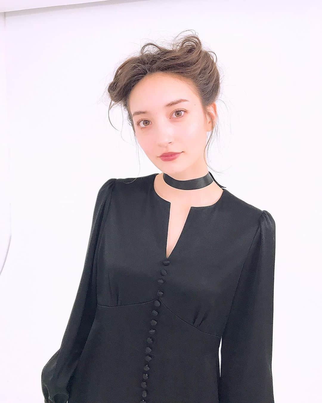 のインスタグラム：「撮影オフショットたち📸 今月末渋谷でPOPUPするんだって！ 詳しくは @adelly.tokyo で♪ 上がり楽しみ🙈. . . #adelly #photoshoot #offshot #model #modelling #japan #tokyo #halfer #mixed #ootd #fancy #coordinate #コーデ #衣装 #オフショット #ポップアップ #撮影 #ハーフ #モデル #服」