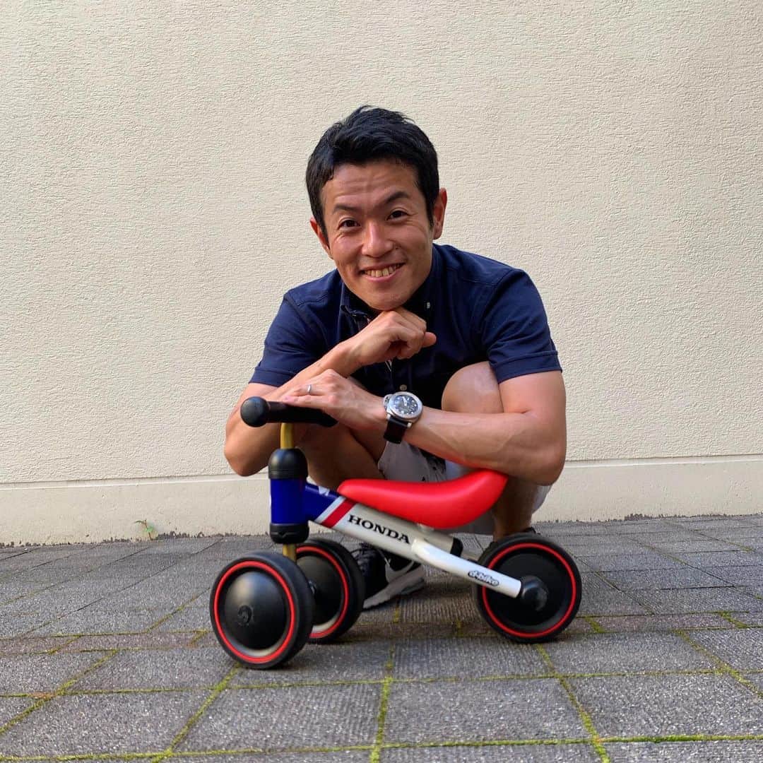 山本尚貴のインスタグラム：「気分はHondaワークスライダー！🏍 I feel like a Honda factory rider🤪 . . . #honda #dbike #娘の愛車 #ちょうどいいサイズ✌️ #バイクは乗れないけど #これなら僕でも乗れる🤪」