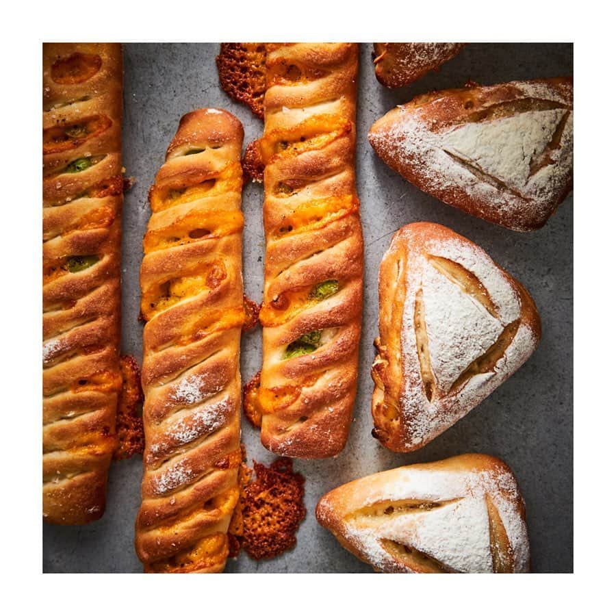 ABC Cooking Studioさんのインスタグラム写真 - (ABC Cooking StudioInstagram)「. . 🥐生徒さまが作ってくださったパンのご紹介🥐 . . 8月もレッスンに来てくださり、 ありがとうございます❣️ パンを作って投稿してくださった方の お写真をお借りして パンのご紹介させていただきます😊 . . 🌿枝豆チェダー＆パインショコラ ハード系の生地で一度に二種のパンを作ります✊✨ #枝豆 と #チェダーチーズ を 入れたパンはスティック状にし、 #パイナップル 、#ホワイトチョコレート 、#ナッツ を 入れたパンは表面にクープを入れて仕上げます😊❣️ . Special Thanks♡ @kiyomi0884 さま @1114berry さま . . 一度に2種類のパンが作れて 食べるのも楽しみなレッスン😋 8月末までの期間限定なので ぜひ作りに来てください〜🎶 . . #abcクッキング #abcクッキングスタジオ  #abccooking #abccookingstudio #instafood #料理好きな人と繋がりたい #料理初心者 #手作りパン #手作りケーキ #パン作り  #趣味探し #趣味 #習い事  #枝豆チェダー #パインショコラ #枝豆パン #パイン #夏休み」8月13日 18時27分 - abccookingofficial
