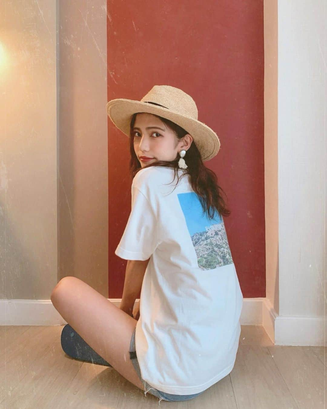 Marika Kajiwaraさんのインスタグラム写真 - (Marika KajiwaraInstagram)「Ｔシャツコーデ🧡 ＊ 夏はＴシャツ×デニムが 楽で可愛くて大好き🤭♡ ＊ この新しいＴシャツは お世話になってるちゃけさんの@evolutionandco の新作です♡ ＊ 生地柔らかくて着やすいからお気に入り☺️ ＊ ＊ ＊ #コーデ #Tシャツ #tシャツコーデ #デニム #ストローハット #154cm #低身長コーデ #おちびコーデ #おちびの輪 #code #outfit #evolutionco #evolutionandco #evolutioncompany」8月13日 18時20分 - marika__kw