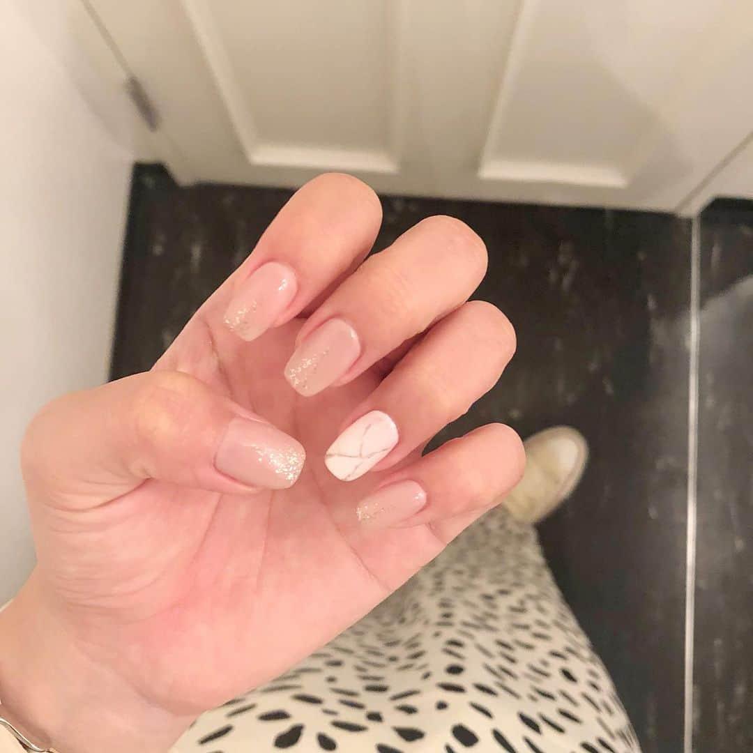 中嶋桃花さんのインスタグラム写真 - (中嶋桃花Instagram)「#モモnails  シンプルネイル❤︎ . やっぱりピンクが好き🤭 . 左右一本ずつ大理石風にしてもらった☺️ . . #ネイル #ピンクネイル #シンプルネイル #大理石ネイル」8月13日 18時23分 - momoka_nakajima