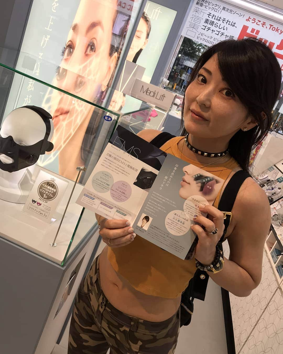 白石美緒さんのインスタグラム写真 - (白石美緒Instagram)「Medilift 好評販売中✨ I found myself when I was shopping in Shinjuku.  #メディリフト #ヤーマン #medilift #antiaging」8月13日 18時35分 - doctor_mio