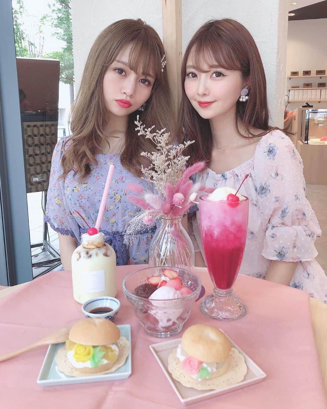 のインスタグラム：「大尊敬するえりなさんと🐰💕 . 現在和スイーツをコラボ中の @daisan_hanare さんで打ち合わせ& 撮影をして来ました💐💐 . コラボをしているどらぱんが一番手前💕 . それ以外にも可愛い和スイーツ沢山あって、 全部並べるととっても可愛い〜🍒 . . えりなさんとイベントについても 沢山打ち合わせをしたので、 楽しみにしていて下さいね🥰💫 . . . . #さくらんぼ#チェリー#フロート#あんみつ#いちご#いちごスイーツ#和スイーツ#東京カフェ#東京カフェ巡り#東京カフェ部#アイス#モデル#models#sweets#strawberry#cherry#rasmile#lerevevaniller#vaniller」