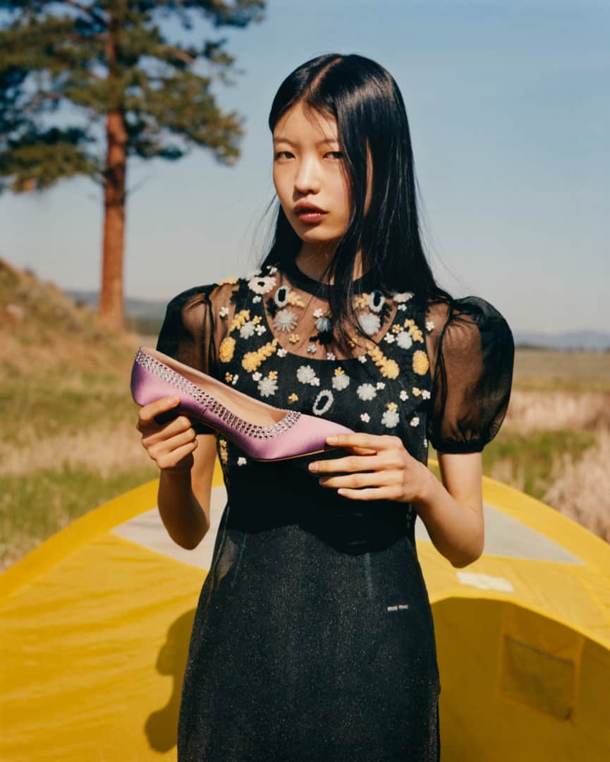 Miu Miuさんのインスタグラム写真 - (Miu MiuInstagram)「Shot by @EddieWrey at the Paws Up ranch in Montana, #MiuMiu introduces the new #MiuMiuFW19 campaign, an exploration of youth and the great outdoors.  Art Direction & Styling by @KEGrand」8月13日 18時30分 - miumiu