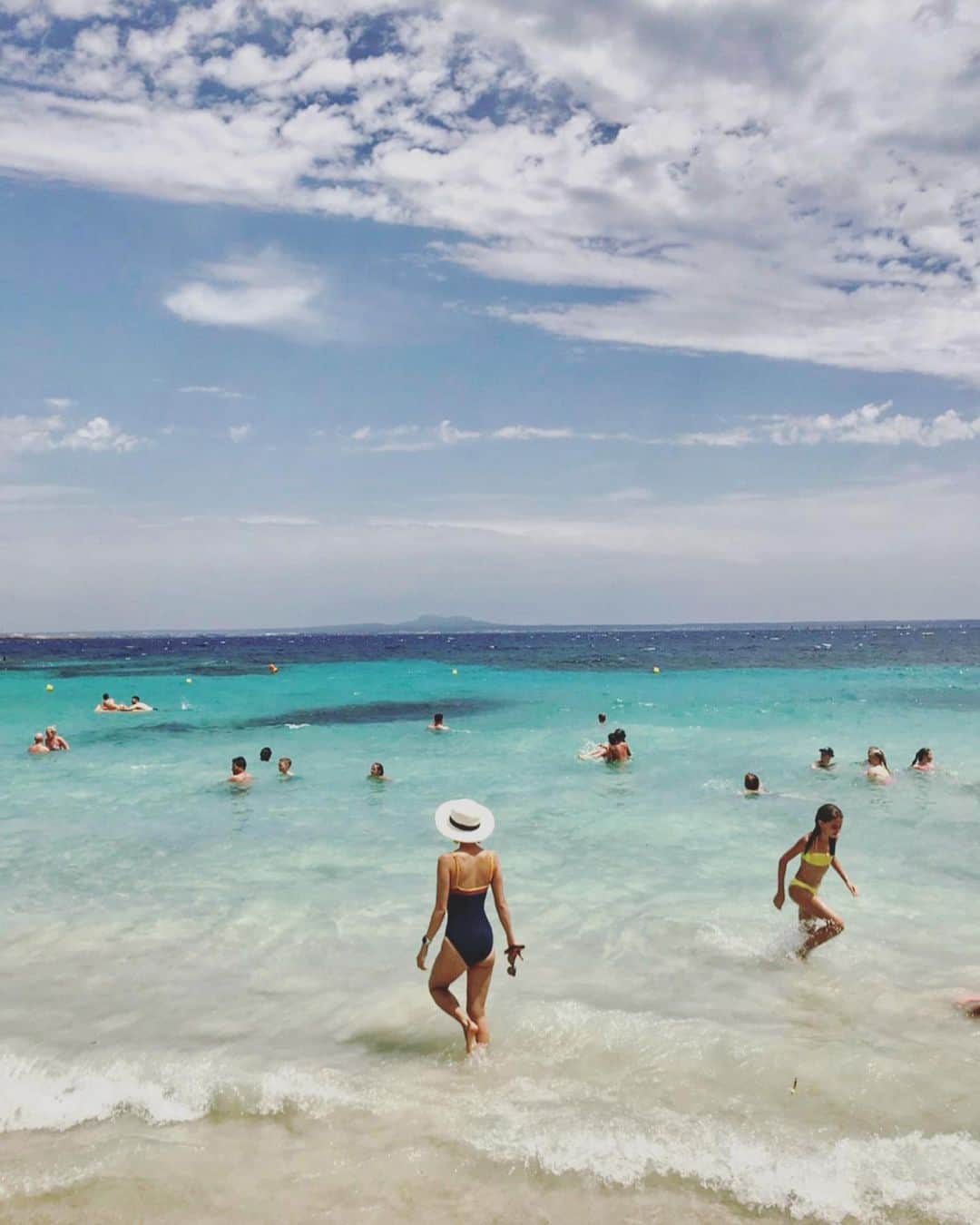 渡辺由布子さんのインスタグラム写真 - (渡辺由布子Instagram)「🏝 ・ はじめての#マヨルカ島。 キラキラの太陽とエメラルドグリーンのビーチに恵まれた、ヨーロッパ屈指のリゾートアイランド。  まだ旅の途中だけど、今回巡った全12都市の中で一番のお気に入り♡  この日着用していた#UNIQLO @uniqlo_with の#ワンピース水着 は、半乾きのままスーツケースに入れてしまったため、おそらく今頃大変なことに😨  #腐 #貧  #恐怖  #水着ギャル #beach #resort #summer #vacation #traveladdict  #swimwear  #travelwithuniqlo  #uniqloginza #uniqlo2019ss  #👙 ＿＿＿＿＿＿＿＿＿＿＿＿＿＿＿＿＿＿＿＿＿＿＿ 📍 #SesIlletes #Mallorca #Spain #🇪🇸」8月13日 18時30分 - watanabe_yuko