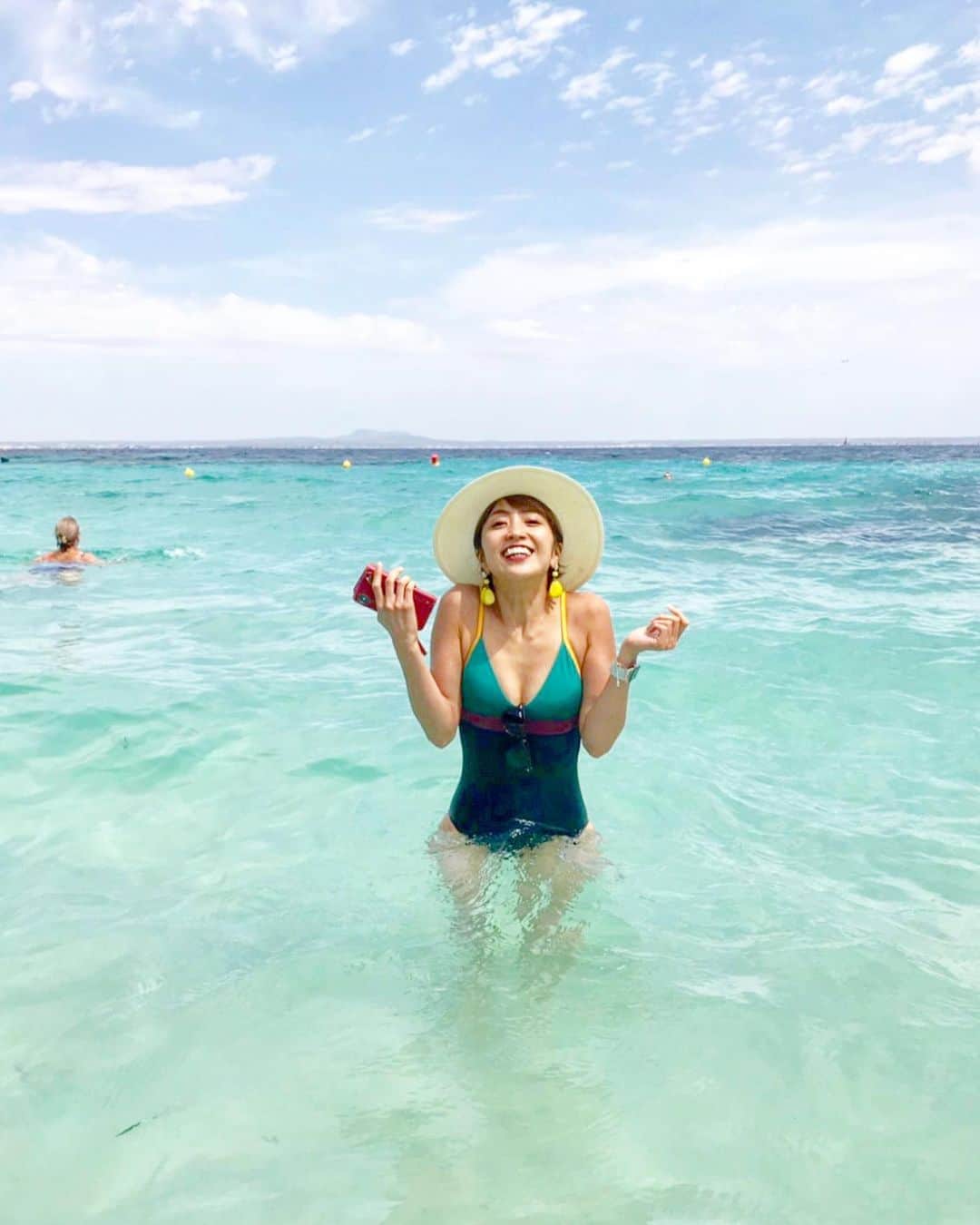 渡辺由布子さんのインスタグラム写真 - (渡辺由布子Instagram)「🏝 ・ はじめての#マヨルカ島。 キラキラの太陽とエメラルドグリーンのビーチに恵まれた、ヨーロッパ屈指のリゾートアイランド。  まだ旅の途中だけど、今回巡った全12都市の中で一番のお気に入り♡  この日着用していた#UNIQLO @uniqlo_with の#ワンピース水着 は、半乾きのままスーツケースに入れてしまったため、おそらく今頃大変なことに😨  #腐 #貧  #恐怖  #水着ギャル #beach #resort #summer #vacation #traveladdict  #swimwear  #travelwithuniqlo  #uniqloginza #uniqlo2019ss  #👙 ＿＿＿＿＿＿＿＿＿＿＿＿＿＿＿＿＿＿＿＿＿＿＿ 📍 #SesIlletes #Mallorca #Spain #🇪🇸」8月13日 18時30分 - watanabe_yuko