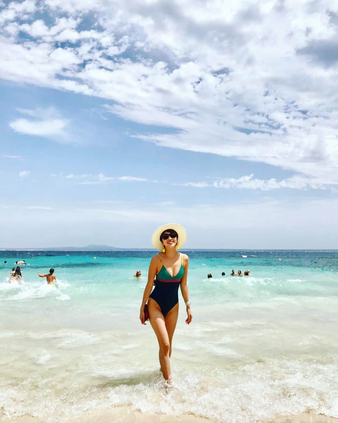 渡辺由布子さんのインスタグラム写真 - (渡辺由布子Instagram)「🏝 ・ はじめての#マヨルカ島。 キラキラの太陽とエメラルドグリーンのビーチに恵まれた、ヨーロッパ屈指のリゾートアイランド。  まだ旅の途中だけど、今回巡った全12都市の中で一番のお気に入り♡  この日着用していた#UNIQLO @uniqlo_with の#ワンピース水着 は、半乾きのままスーツケースに入れてしまったため、おそらく今頃大変なことに😨  #腐 #貧  #恐怖  #水着ギャル #beach #resort #summer #vacation #traveladdict  #swimwear  #travelwithuniqlo  #uniqloginza #uniqlo2019ss  #👙 ＿＿＿＿＿＿＿＿＿＿＿＿＿＿＿＿＿＿＿＿＿＿＿ 📍 #SesIlletes #Mallorca #Spain #🇪🇸」8月13日 18時30分 - watanabe_yuko