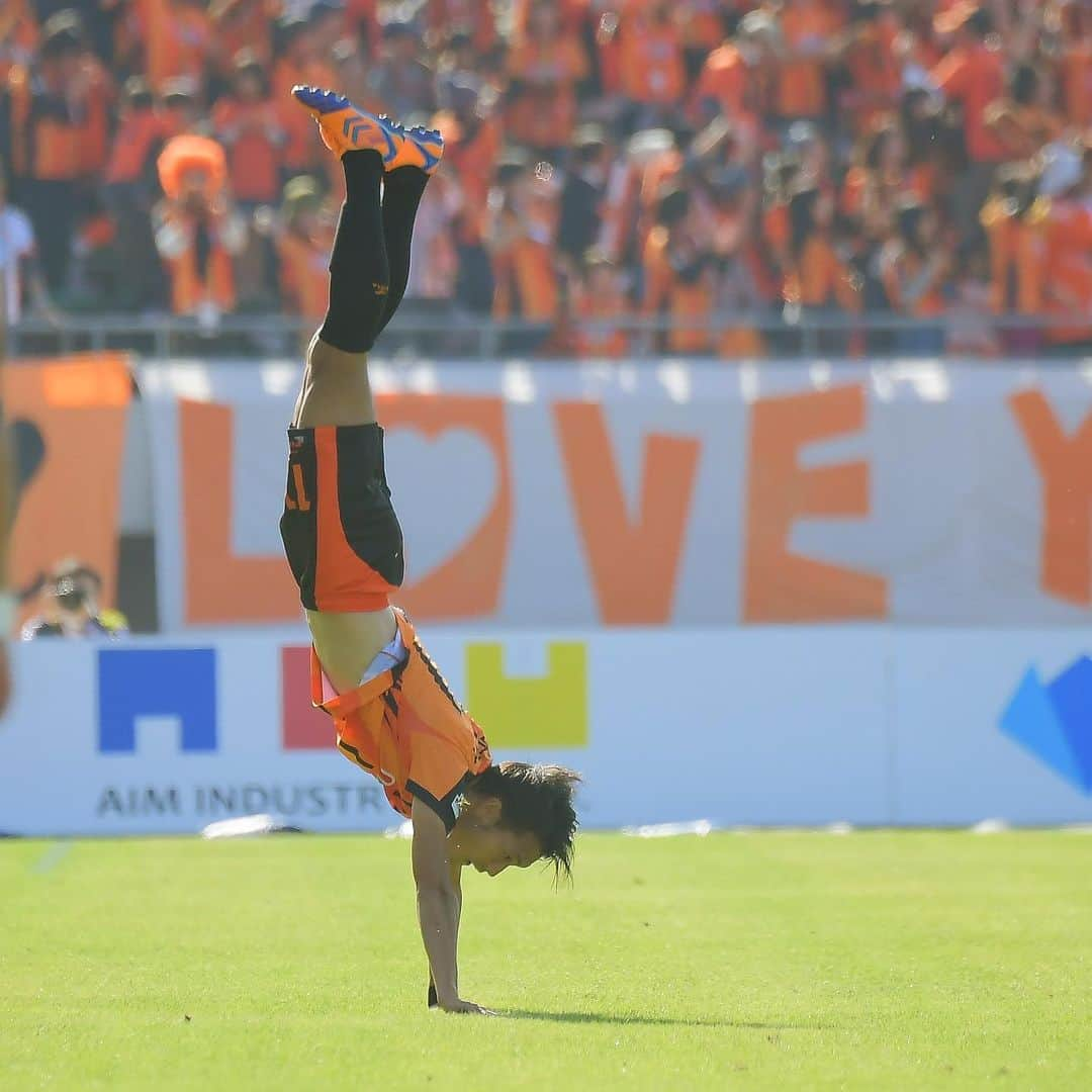 レノファ山口FCさんのインスタグラム写真 - (レノファ山口FCInstagram)「11.鳥養選手がFC琉球に完全移籍することとなりました。 2014年のJFL時代から5年半ともに戦ってくれてありがとう❗️ #renofa #レノファ山口 #鳥養祐矢」8月13日 18時32分 - renofa_yamaguchi