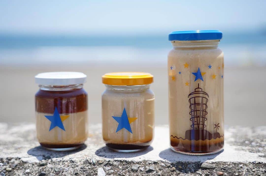 ことりっぷさんのインスタグラム写真 - (ことりっぷInstagram)「2019年3月、江ノ島の目利き通りにプリン専門店「江ノ島プリン」がオープン。﻿ 連日列ができるほど人気です。﻿ ﻿ 3種のプリンは、大麦の香ばしさがたまらない大人の味わいで、とりこになる人が続出。﻿ 江ノ島灯台がデザインされた瓶のパッケージもかわいくて、江ノ島記念やちょっとしたギフトにぴったりです。﻿ ﻿ ﻿ ＼豪華賞品をプレゼント／﻿ 夏だけの特別な写真投稿コンテストがスタート！﻿ 最大5万円の旅行券や、ミラーレス一眼、宿泊券などたくさんの賞品がありますよ。﻿ ﻿ 応募方法は、ことりっぷアプリから「#旅のひととき」をつけて写真を投稿するだけ♪﻿ 詳しくはトップページのURLからご覧ください。﻿ @cotrip_official﻿ ﻿ #ことりっぷ#ことりっぷアプリ#旅行#trip#フォトコンテスト﻿ #江ノ島プリン#江ノ島#江ノ島カフェ#江ノ島土産#プリン﻿ #ig_japan#visitjapan #japantrip #japantravel」8月13日 18時34分 - cotrip_official