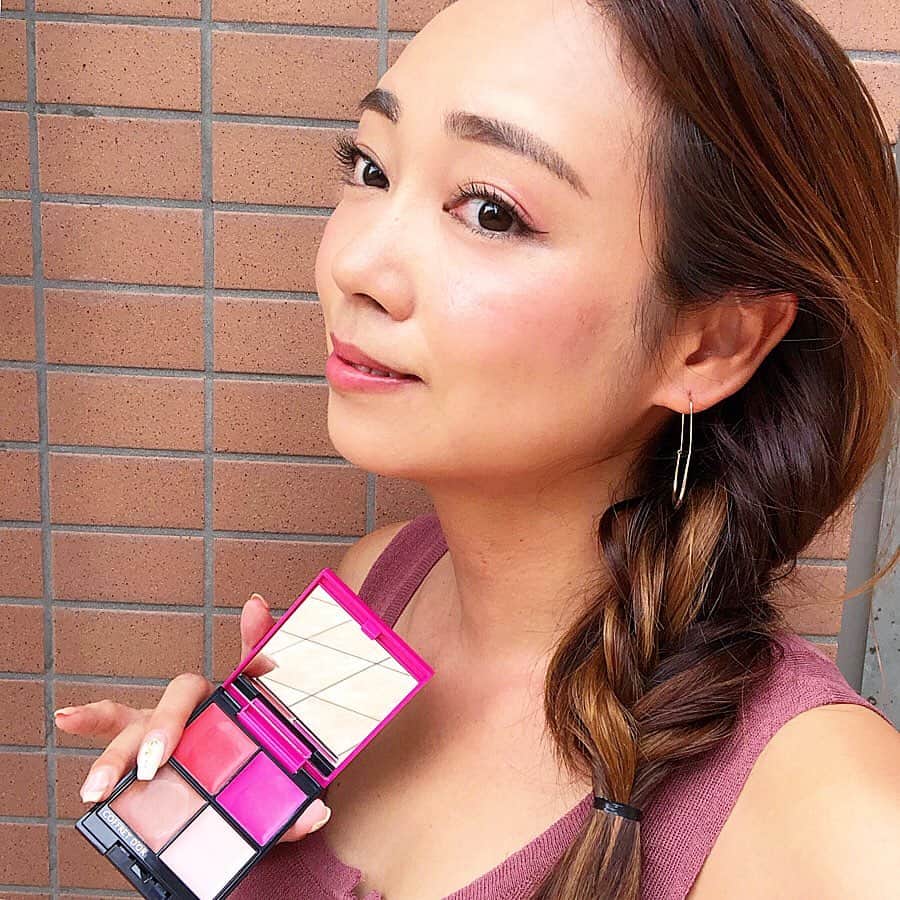 石田美奈子のインスタグラム：「𝕄𝕒𝕜𝕖 𝕦𝕡. . #夏メイク  いつもはベージュ系の#アイシャドウ にオレンジ系の#チーク が多いのですが、ピンク系メイクにしてみました☺︎ . このメイクに使ったのは、9月1日に数量限定発売(WEBでは8月6日先行発売中♡)の“コフレドール マルチデザイニング パレット”✨ 4色をチーク、アイシャドウ、リップ、ハイライトと自由に使えるパレットです。 パレットはかなり鮮やかに見えると思いますが、実際はとても肌なじみが良い♡ オイルベースなので、発色が鮮やかすぎず#美肌 効果大！👏 指でポンポン塗るだけで簡単に血色の良いツヤ感メイクが完成します。 . ［3枚目の写真の］ ③をTゾーンと頬の高めの位置に塗って、 ②を目元と頬に。 ①をリップに。 ④は鼻筋や目の下など明るさを出したいところに。 簡単、時短、仕上がり◎✨ . #スポーツ観戦 をイメージした、明るい#ナチュラルメイク にしてみました♫ . #アラサー美容 #coffretdor #makeup #cosmetics #beauty #twinklenightcollection #pr #コフレドール #ヘルシーメイク #血色メイク #スキンケア #夜空ツヤ #夜空ツヤメイク #マルチデザイニングパレット」