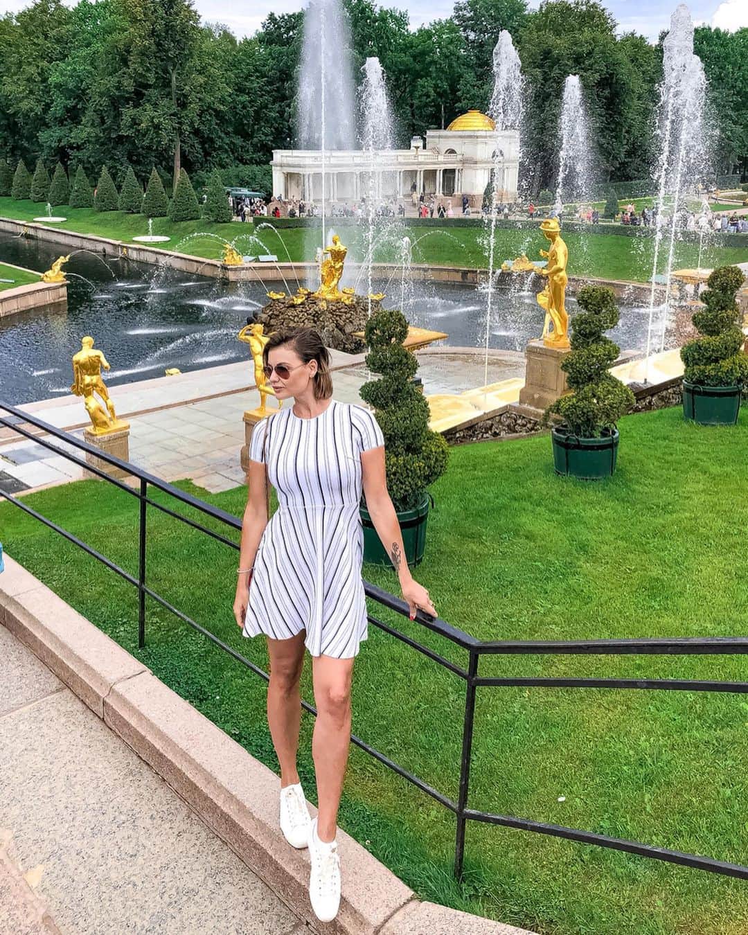 Anna Starodubtsevaさんのインスタグラム写真 - (Anna StarodubtsevaInstagram)「I have to share this place with you guys and you have to visit it one day 😍. ⠀ Welcome to Peterhof, Saint Petersburg where you can find beautiful palaces, gardens and fountains. We call it Russian Versal ,as it was commissioned by Peter the Great as a direct response to the Palace of Versailles. ⠀ ⠀ I have traveled a lot and had seen many beautiful places,but this one made my heart stop for a sec. ⠀ It’s my very first time here and I was speechless. It would be very selfish not to tell you guys about it. If you ever visit St.Petersburg you have to include this spot in your itinerary, I promise you won’t regret 💞😃. ⠀ 🇷🇺🇷🇺🇷🇺. ⠀ Петергоф заставил мое сердце остановиться на мгновение 😍. ⠀ Такой красоты я увидеть не ожидала. Это,однозначно, одно из самых красивых и запоминающихся мест в моем списке. ⠀ Погода была шикарная до тех пор пока не ливанул дождь и пришлось стоять под деревом ибо зонта то нет конечно же 😂, зачем он в Питере 🤷‍♀️.Однако,в тот момент он был и не нужен,ибо это был безумно романтичный момент,когда пережидаешь дождь под деревом, и мокрый насквозь и улыбка на лице, а потом, когда дождь закончился, ты смотришь на воду а там невероятной красноты радуга и ты ещё больше улыбаешься и просто хорошо... и захотелось остановить время и побыть там ещё чуток... ⠀ #anyastar_путешествия #путешествия #люблюпутешествовать #travel #lovetotravel #livetotravel #traveltheworld #travelwithme」8月13日 18時38分 - anyastar