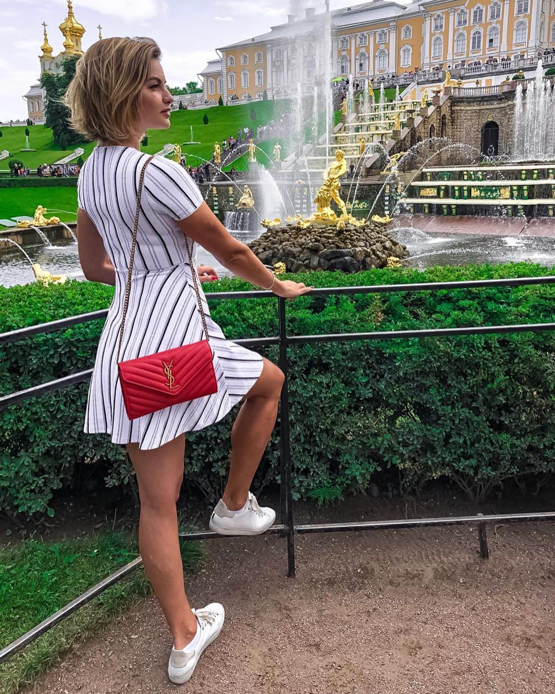 Anna Starodubtsevaさんのインスタグラム写真 - (Anna StarodubtsevaInstagram)「I have to share this place with you guys and you have to visit it one day 😍. ⠀ Welcome to Peterhof, Saint Petersburg where you can find beautiful palaces, gardens and fountains. We call it Russian Versal ,as it was commissioned by Peter the Great as a direct response to the Palace of Versailles. ⠀ ⠀ I have traveled a lot and had seen many beautiful places,but this one made my heart stop for a sec. ⠀ It’s my very first time here and I was speechless. It would be very selfish not to tell you guys about it. If you ever visit St.Petersburg you have to include this spot in your itinerary, I promise you won’t regret 💞😃. ⠀ 🇷🇺🇷🇺🇷🇺. ⠀ Петергоф заставил мое сердце остановиться на мгновение 😍. ⠀ Такой красоты я увидеть не ожидала. Это,однозначно, одно из самых красивых и запоминающихся мест в моем списке. ⠀ Погода была шикарная до тех пор пока не ливанул дождь и пришлось стоять под деревом ибо зонта то нет конечно же 😂, зачем он в Питере 🤷‍♀️.Однако,в тот момент он был и не нужен,ибо это был безумно романтичный момент,когда пережидаешь дождь под деревом, и мокрый насквозь и улыбка на лице, а потом, когда дождь закончился, ты смотришь на воду а там невероятной красноты радуга и ты ещё больше улыбаешься и просто хорошо... и захотелось остановить время и побыть там ещё чуток... ⠀ #anyastar_путешествия #путешествия #люблюпутешествовать #travel #lovetotravel #livetotravel #traveltheworld #travelwithme」8月13日 18時38分 - anyastar