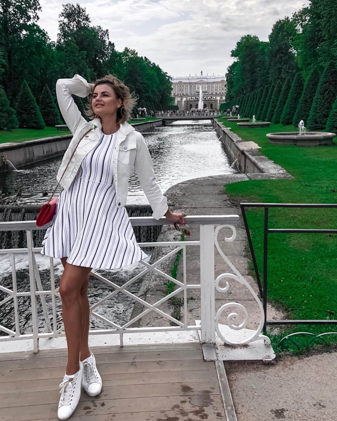 Anna Starodubtsevaさんのインスタグラム写真 - (Anna StarodubtsevaInstagram)「I have to share this place with you guys and you have to visit it one day 😍. ⠀ Welcome to Peterhof, Saint Petersburg where you can find beautiful palaces, gardens and fountains. We call it Russian Versal ,as it was commissioned by Peter the Great as a direct response to the Palace of Versailles. ⠀ ⠀ I have traveled a lot and had seen many beautiful places,but this one made my heart stop for a sec. ⠀ It’s my very first time here and I was speechless. It would be very selfish not to tell you guys about it. If you ever visit St.Petersburg you have to include this spot in your itinerary, I promise you won’t regret 💞😃. ⠀ 🇷🇺🇷🇺🇷🇺. ⠀ Петергоф заставил мое сердце остановиться на мгновение 😍. ⠀ Такой красоты я увидеть не ожидала. Это,однозначно, одно из самых красивых и запоминающихся мест в моем списке. ⠀ Погода была шикарная до тех пор пока не ливанул дождь и пришлось стоять под деревом ибо зонта то нет конечно же 😂, зачем он в Питере 🤷‍♀️.Однако,в тот момент он был и не нужен,ибо это был безумно романтичный момент,когда пережидаешь дождь под деревом, и мокрый насквозь и улыбка на лице, а потом, когда дождь закончился, ты смотришь на воду а там невероятной красноты радуга и ты ещё больше улыбаешься и просто хорошо... и захотелось остановить время и побыть там ещё чуток... ⠀ #anyastar_путешествия #путешествия #люблюпутешествовать #travel #lovetotravel #livetotravel #traveltheworld #travelwithme」8月13日 18時38分 - anyastar