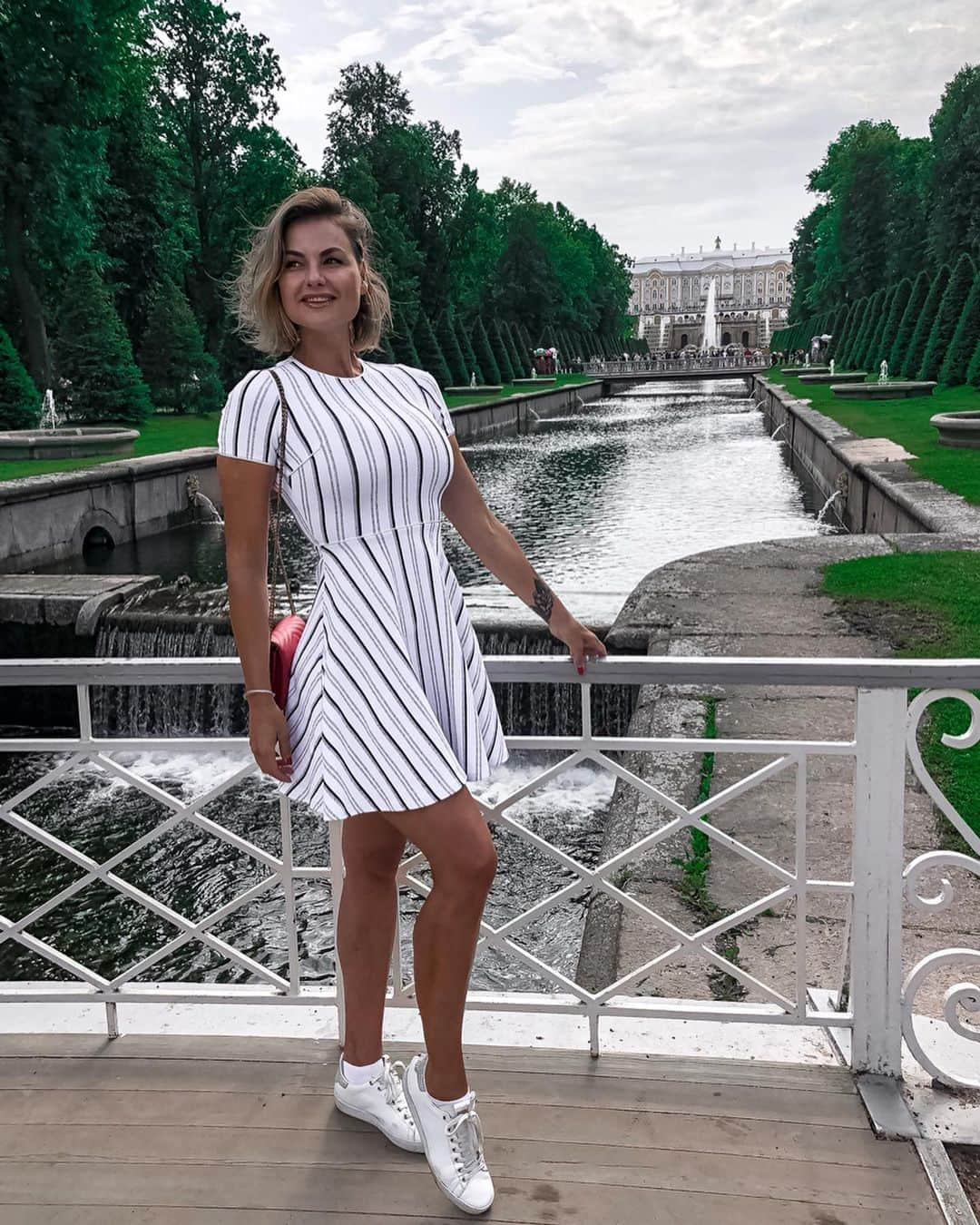 Anna Starodubtsevaさんのインスタグラム写真 - (Anna StarodubtsevaInstagram)「I have to share this place with you guys and you have to visit it one day 😍. ⠀ Welcome to Peterhof, Saint Petersburg where you can find beautiful palaces, gardens and fountains. We call it Russian Versal ,as it was commissioned by Peter the Great as a direct response to the Palace of Versailles. ⠀ ⠀ I have traveled a lot and had seen many beautiful places,but this one made my heart stop for a sec. ⠀ It’s my very first time here and I was speechless. It would be very selfish not to tell you guys about it. If you ever visit St.Petersburg you have to include this spot in your itinerary, I promise you won’t regret 💞😃. ⠀ 🇷🇺🇷🇺🇷🇺. ⠀ Петергоф заставил мое сердце остановиться на мгновение 😍. ⠀ Такой красоты я увидеть не ожидала. Это,однозначно, одно из самых красивых и запоминающихся мест в моем списке. ⠀ Погода была шикарная до тех пор пока не ливанул дождь и пришлось стоять под деревом ибо зонта то нет конечно же 😂, зачем он в Питере 🤷‍♀️.Однако,в тот момент он был и не нужен,ибо это был безумно романтичный момент,когда пережидаешь дождь под деревом, и мокрый насквозь и улыбка на лице, а потом, когда дождь закончился, ты смотришь на воду а там невероятной красноты радуга и ты ещё больше улыбаешься и просто хорошо... и захотелось остановить время и побыть там ещё чуток... ⠀ #anyastar_путешествия #путешествия #люблюпутешествовать #travel #lovetotravel #livetotravel #traveltheworld #travelwithme」8月13日 18時38分 - anyastar