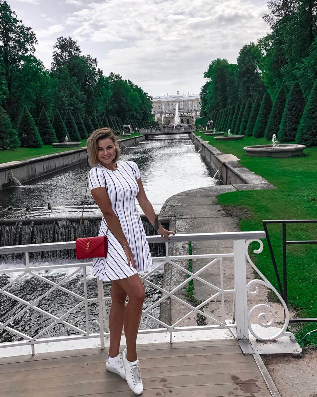 Anna Starodubtsevaさんのインスタグラム写真 - (Anna StarodubtsevaInstagram)「I have to share this place with you guys and you have to visit it one day 😍. ⠀ Welcome to Peterhof, Saint Petersburg where you can find beautiful palaces, gardens and fountains. We call it Russian Versal ,as it was commissioned by Peter the Great as a direct response to the Palace of Versailles. ⠀ ⠀ I have traveled a lot and had seen many beautiful places,but this one made my heart stop for a sec. ⠀ It’s my very first time here and I was speechless. It would be very selfish not to tell you guys about it. If you ever visit St.Petersburg you have to include this spot in your itinerary, I promise you won’t regret 💞😃. ⠀ 🇷🇺🇷🇺🇷🇺. ⠀ Петергоф заставил мое сердце остановиться на мгновение 😍. ⠀ Такой красоты я увидеть не ожидала. Это,однозначно, одно из самых красивых и запоминающихся мест в моем списке. ⠀ Погода была шикарная до тех пор пока не ливанул дождь и пришлось стоять под деревом ибо зонта то нет конечно же 😂, зачем он в Питере 🤷‍♀️.Однако,в тот момент он был и не нужен,ибо это был безумно романтичный момент,когда пережидаешь дождь под деревом, и мокрый насквозь и улыбка на лице, а потом, когда дождь закончился, ты смотришь на воду а там невероятной красноты радуга и ты ещё больше улыбаешься и просто хорошо... и захотелось остановить время и побыть там ещё чуток... ⠀ #anyastar_путешествия #путешествия #люблюпутешествовать #travel #lovetotravel #livetotravel #traveltheworld #travelwithme」8月13日 18時38分 - anyastar