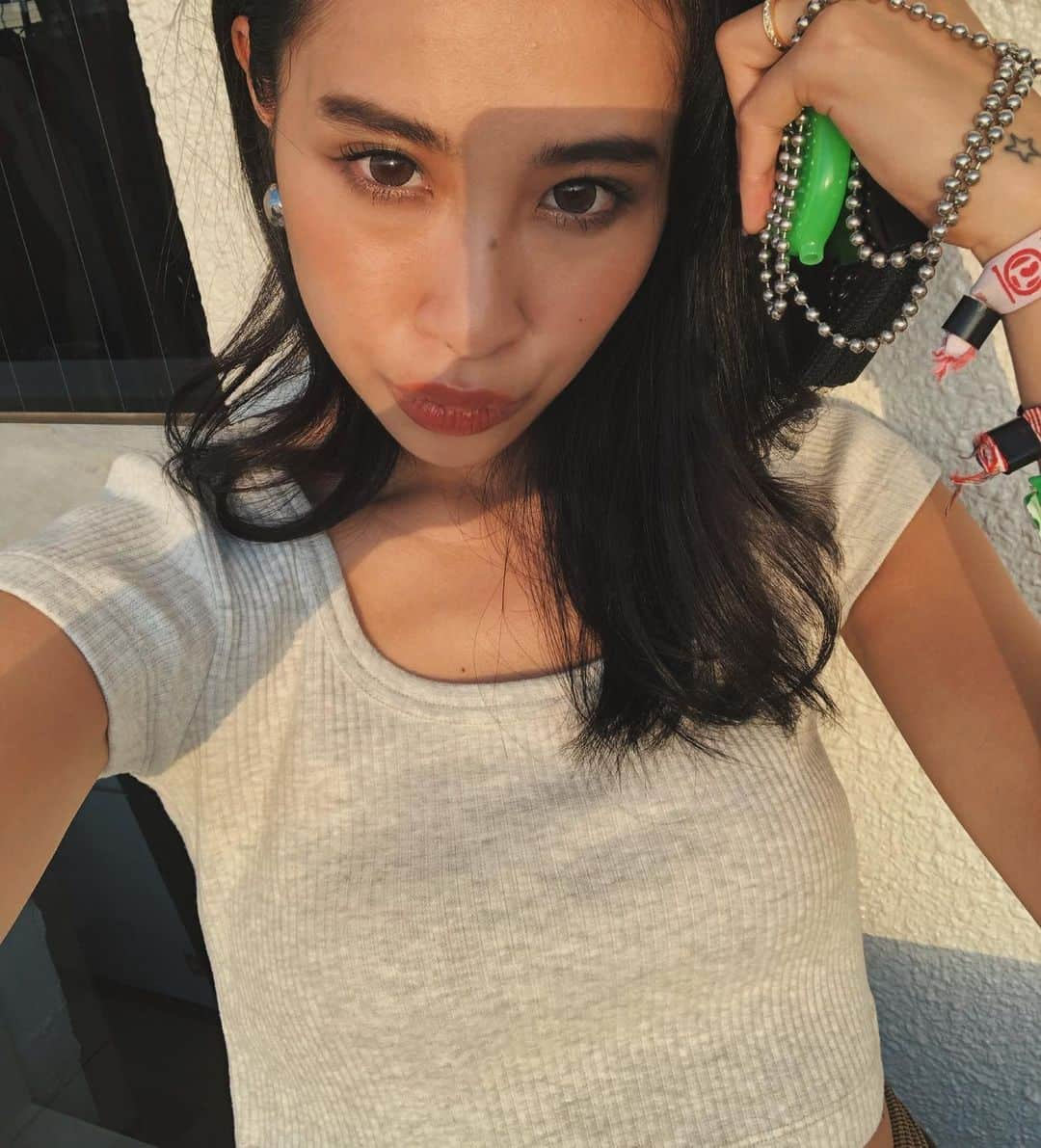 Juriさんのインスタグラム写真 - (JuriInstagram)「大好きなリブミニT 早速新色のashを買いました！ 主役にはならないけどいつも着てる。厚手で透けなくて、合わせやすくて、みんなお気に入りの1枚。 . #juemi #juemisync」8月13日 18時39分 - juritakiguchi