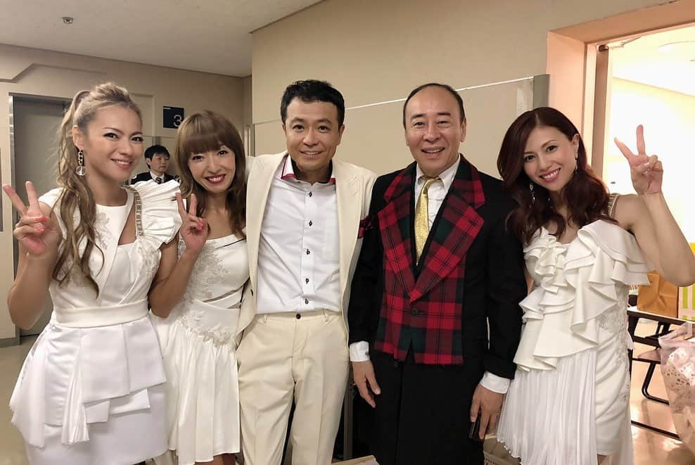 LINAさんのインスタグラム写真 - (LINAInstagram)「中山秀征さんの THE 令和もヒッパル2019に お越し頂いた皆さん ありがとうございました♡ 夜もヒッパレを 彷彿とさせる今回のライブは お誘いを頂いた時から 私たちも凄く楽しみで仕方なく 懐かしさと嬉しさで 笑いが絶えない 最高に盛り上がったライブになりました！ 一緒に共演した モト冬樹さん、見栄晴さん ジャナイズの皆さん ライブを見に来てくれた やっちゃんやキム兄も ありがとうございました！ ヒデちゃんのためなら MAXはいつでも出動するので いつまでも待ってます。笑 #MAX#NANA#MINA#REINA#LINA #中山秀征 #モト冬樹#見栄晴#ジャナイズ #令和もヒッパル #live #見たい聞きたい歌いたい #みなこはんはスケジュールの都合で早退」8月13日 18時39分 - xxlina_now