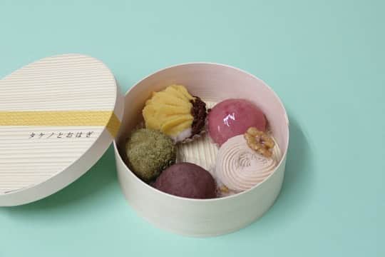 Fashion Headlineのインスタグラム：「夏のご挨拶や帰省のお土産などにおすすめな夏の手土産をご紹介!  芸術品のように美しいおはぎや、無添加で体にも優しいナッツの蜂蜜漬けなど、この夏持っていきたい手土産をチェック!  詳しくは @fashionheadlinejpn webサイトにて公開中  #手土産 #てみやげ #手みやげ #帰省 #おはぎ #和菓子 #ナッツ #蜂蜜 #はちみつ #もなか #最中 #寒天 #寒天ゼリー #タケノとおはぎ #myhoney #ナッツの蜂蜜漬け #白樺 #たらふくもなか #老松 #晩柑糖」