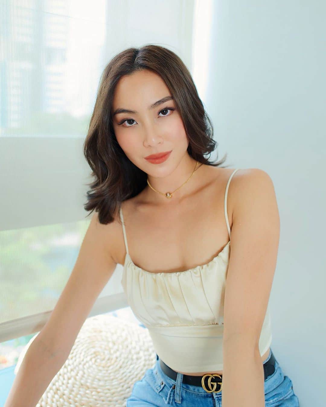 ソニアのインスタグラム：「Styling shoulder-length hair might seem challenging but honestly I LOVE this length. I’m putting a video together to show you how to achieve these loose waves with @dysonhair that can be done in minutes at home👸🏻Watch this space!  Hair cut and colour: @leekaja.jerry @leekaja.sg Lashes: @thelashchapter Jewelry: @apmmonaco #beauty #hair #dysonairwrap #dysonsg #apmmonaco」