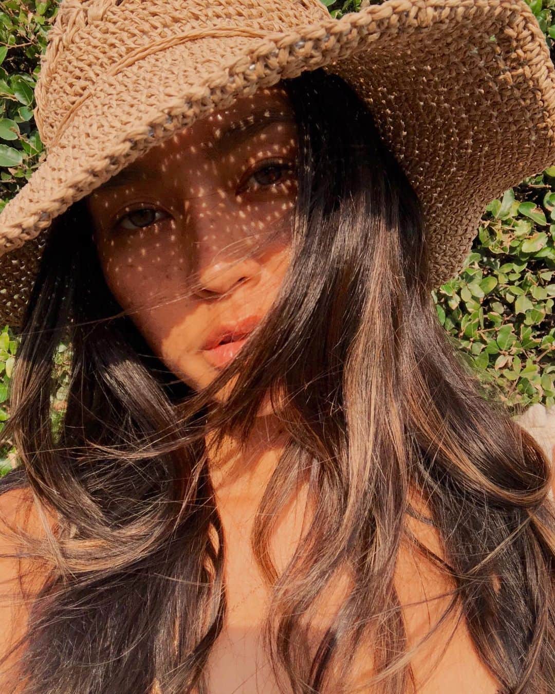 Tamikoのインスタグラム：「just a chill 100°⛱ 暑い夏のムード #夏 #そばかす #summer」