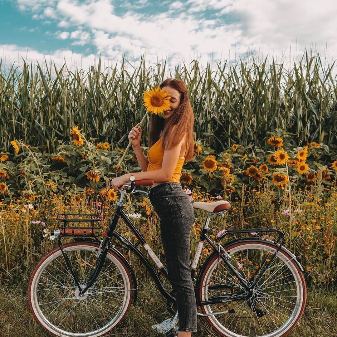 pomeloさんのインスタグラム写真 - (pomeloInstagram)「Sunflower field from @christina.kli  Have a nice Tuesday!  #pomelocamera #pomeloapp #photographer #sunflower #photography #flower #sunshine #sun #bright #light #pomelocam #yellow」8月13日 18時55分 - pomelocam