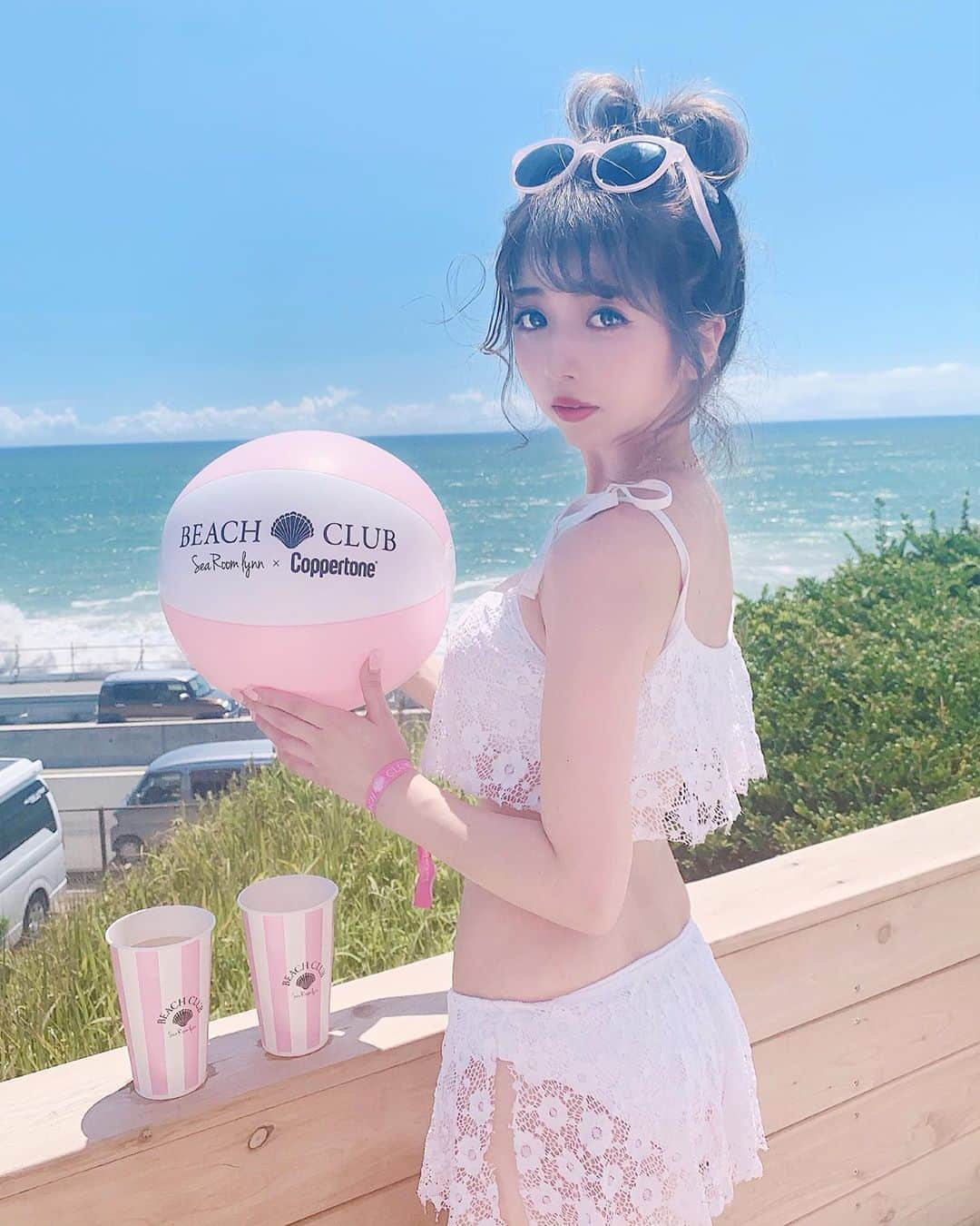 エリンコさんのインスタグラム写真 - (エリンコInstagram)「⛱ . 満喫して楽しかったー💓💓💓 って最高の気分で帰ってお風呂入るのに お洋服脱いで鏡見たらガッツリ日焼けしてました🤣☀️w . ビーチから見える海がとっても綺麗だった🌊💕 . #大磯 #大磯ロングビーチ #プール #夏 #水着 #ビーチ #pink #pinkbeach #summer #ビーチボール #お団子ヘア #ヘアアレンジ #えりんコーデ #code #fashion #白水着 #サングラス」8月13日 18時57分 - erinko0315