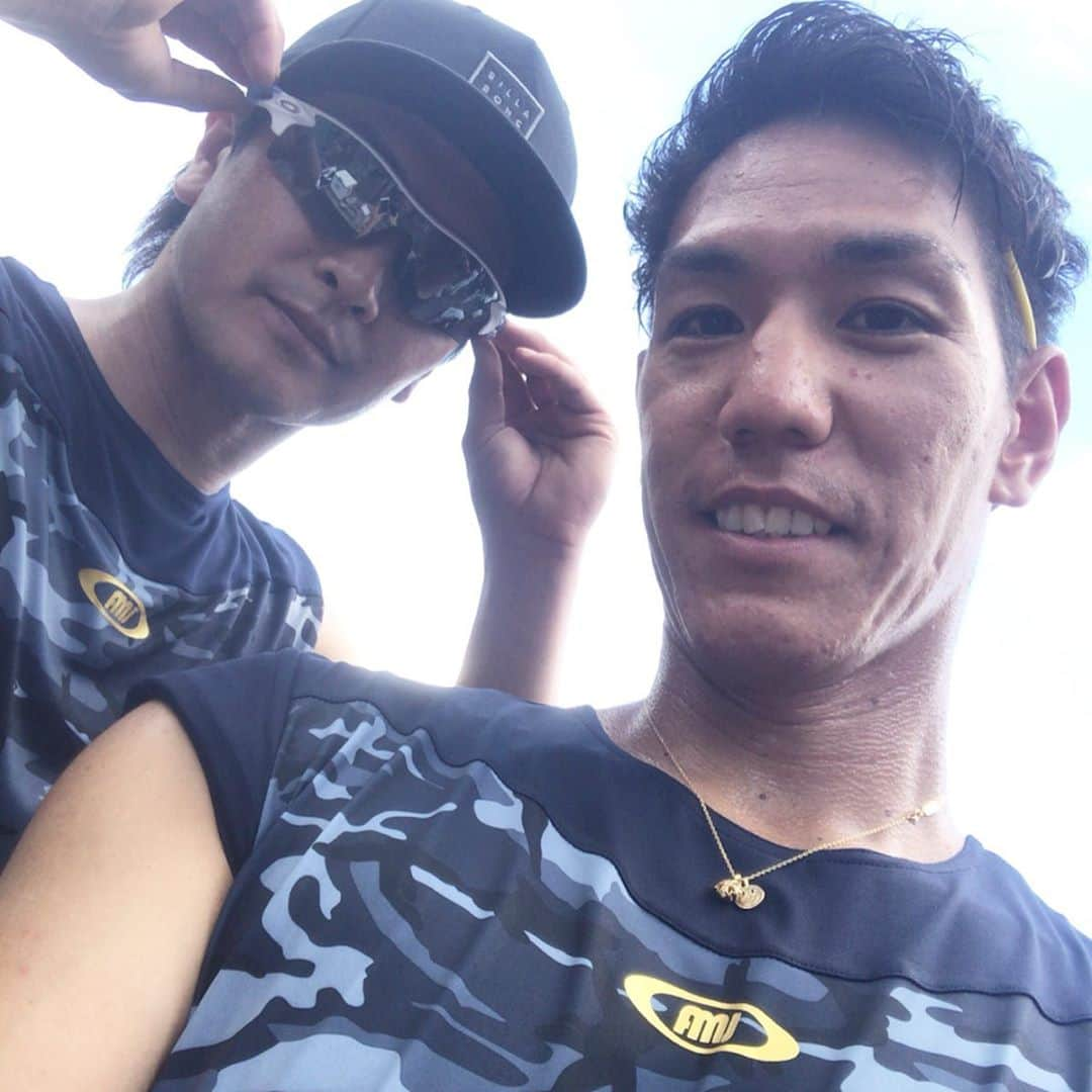 荒波翔さんのインスタグラム写真 - (荒波翔Instagram)「今日は下園さんと野球教室⚾️ 暑い中みんな楽しそうに野球をしていて良かった😊 楽しく野球をするのが一番‼️ それにしても焼けた☀️ いい汗を子供と一緒にいっぱいかけました🏃‍♂️💦 ゾノさんとはお揃いのアンダーシャツ(activem)を着て子供達に教えてきました✨ このアンダーシャツは軽いし、伸縮性もよく汗をかいても重くならないので気にっています👍  #下園辰哉  さん #野球教室  #お盆休み  #子供の笑顔 #いい汗かいた  #activem  #お揃いコーデ」8月13日 19時02分 - shoshoshonosho.4