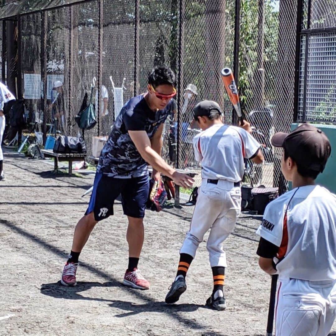 荒波翔さんのインスタグラム写真 - (荒波翔Instagram)「今日は下園さんと野球教室⚾️ 暑い中みんな楽しそうに野球をしていて良かった😊 楽しく野球をするのが一番‼️ それにしても焼けた☀️ いい汗を子供と一緒にいっぱいかけました🏃‍♂️💦 ゾノさんとはお揃いのアンダーシャツ(activem)を着て子供達に教えてきました✨ このアンダーシャツは軽いし、伸縮性もよく汗をかいても重くならないので気にっています👍  #下園辰哉  さん #野球教室  #お盆休み  #子供の笑顔 #いい汗かいた  #activem  #お揃いコーデ」8月13日 19時02分 - shoshoshonosho.4