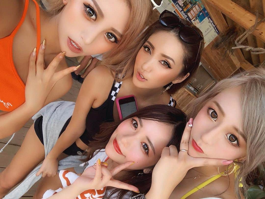 華さんのインスタグラム写真 - (華Instagram)「BBQ🔥🔥🔥 . . . 川のお次は海で！いつものパイセン方と🍖💕 大人数は楽しいなっ . こっちの海でも知り合いに会うくらい、 華にもお友達が出来ました👶🏻笑 . 沢山食べて夏満喫しまくってるぅ🥺🌟 . . . ２枚目の写真、強め×甘めギャルが渋滞してて好き🙈💖 . まにゃさんとのウィンク大会🤩 珍しくPEACEの皆さんと沢山お写真撮りました❤︎ ((いつもは自分から行けない笑 . 暗くなるまではしゃいだー🤣www . . . 沢山声かけて下さった方も有難う御座いました♩ 残りのお盆も楽しんでね^_^✨」8月13日 19時00分 - _hana.87_